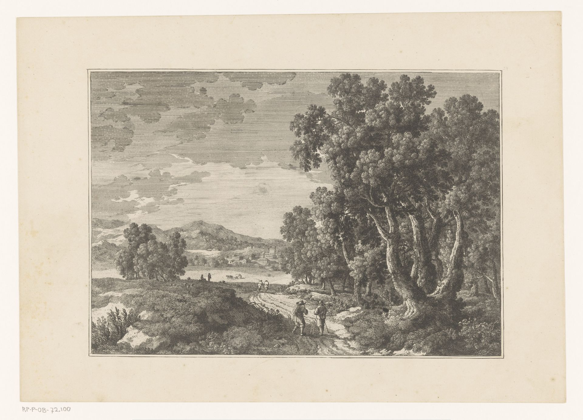 Wandelaars langs bosrand by Nicolas Perelle