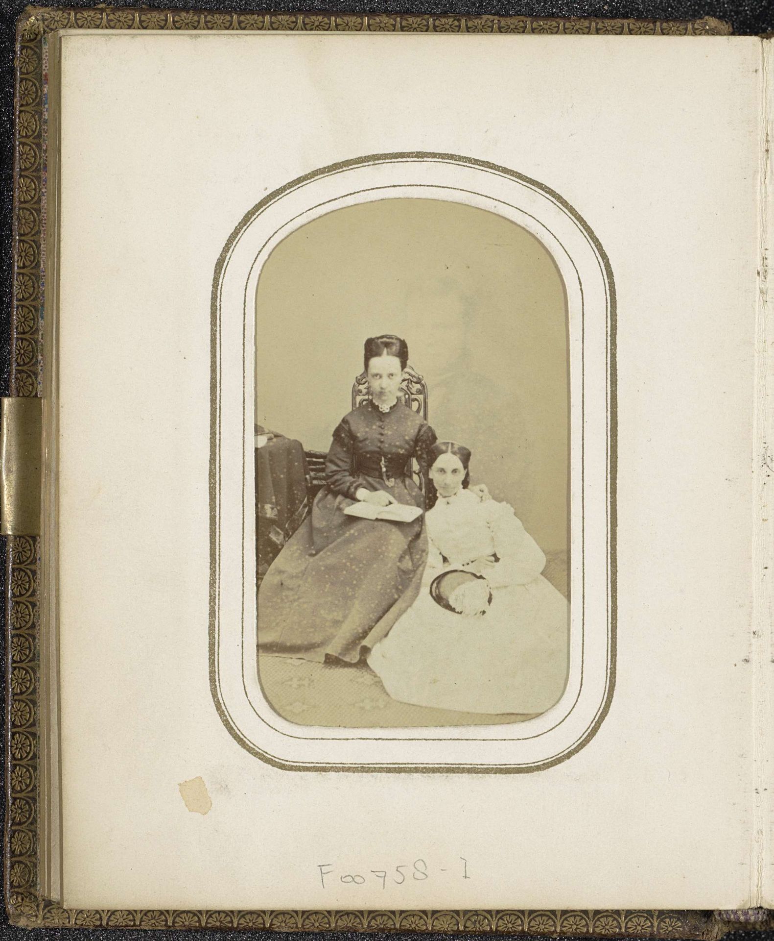 Portret van twee vrouwen, één met een boek en één met een hoed by Andrews & Son