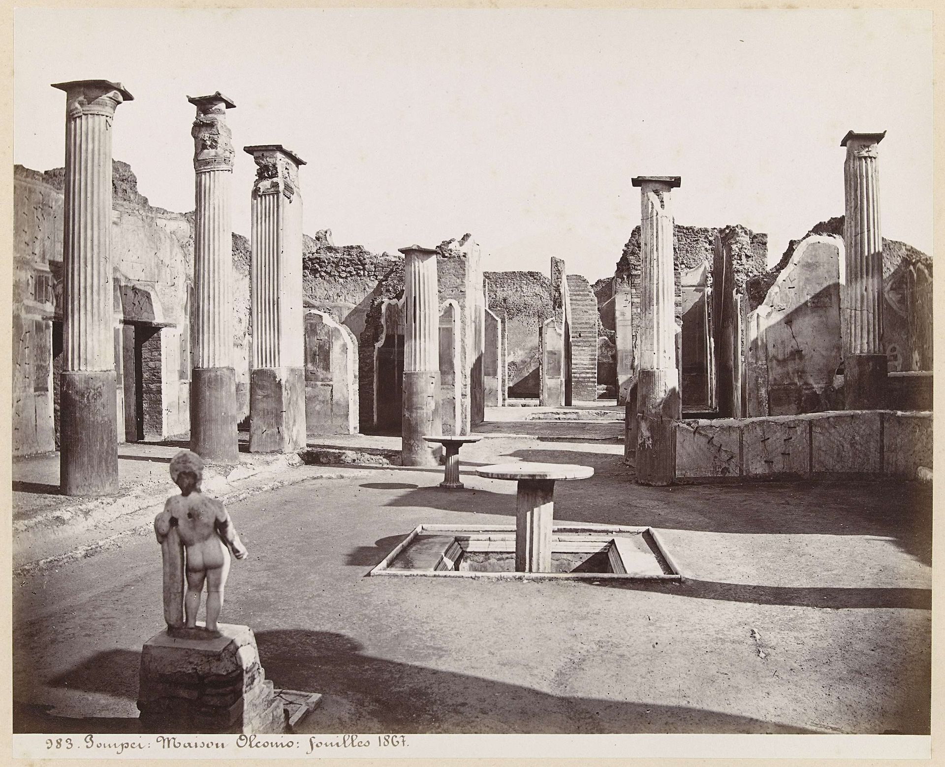 Restanten van het huis van Oleonio in Pompeï, Italië by Giorgio Sommer