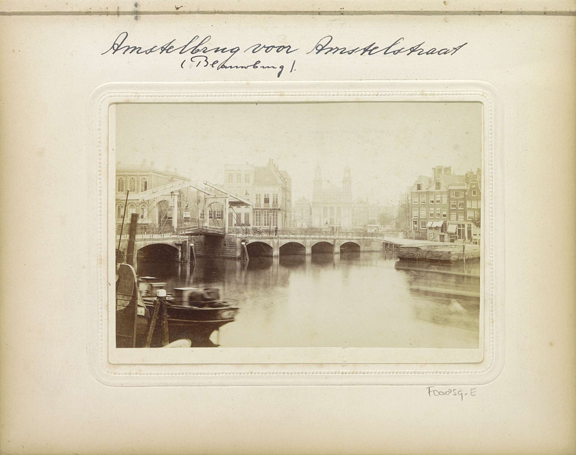 Amstelbrug met op de achtergrond de Mozes- en Aäronkerk by Andries Jager