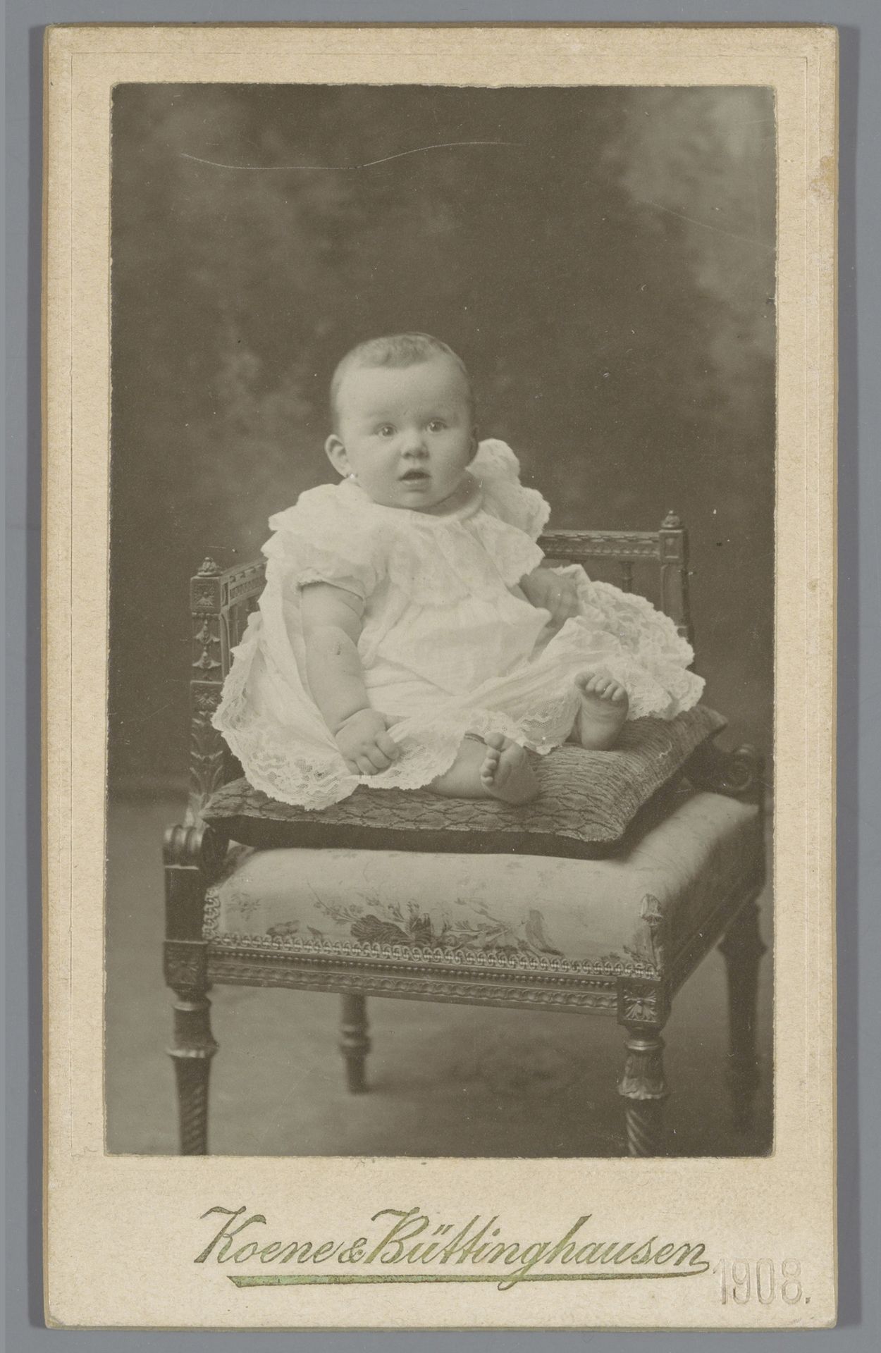 Portret van een onbekende baby op een kussen by Koene & Büttinghausen