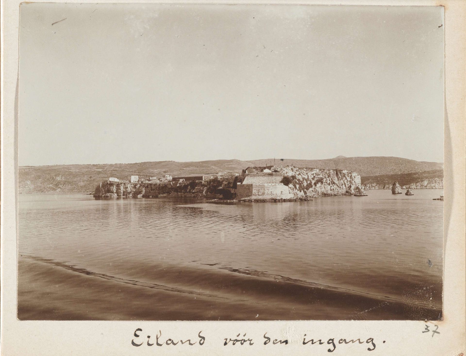 Eiland voor Souda (nu Chania) op Kreta by Johannes Lodewijk Heldring