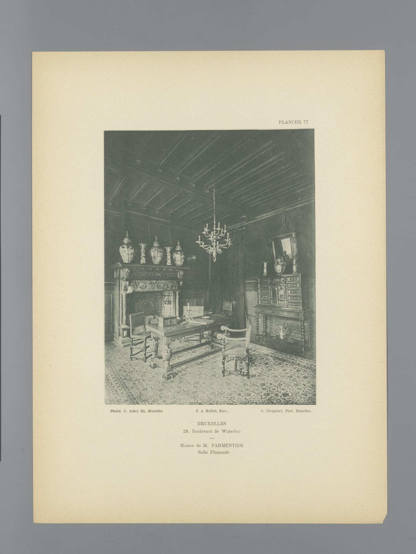 Gezicht op een zaal in Vlaamse stijl in het huis van Eugène Parmentier in Brussel, België by G. Choppinet