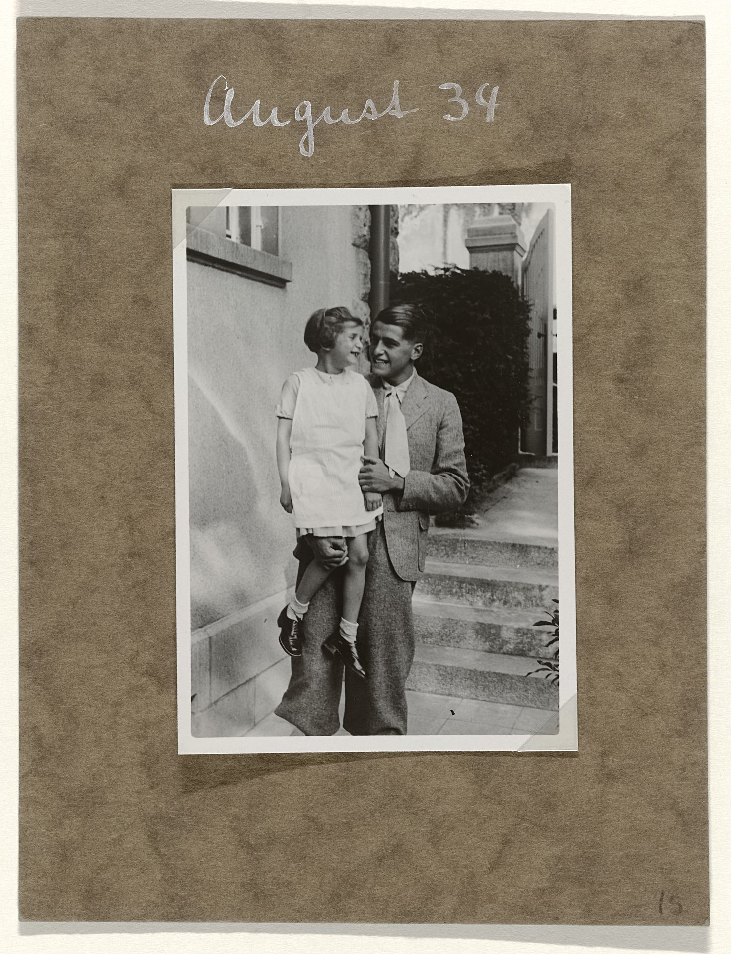 Isabel Wachenheimer en haar neef Klaus Zürndorfer bij de ingang van de woning van de familie Wachenheimer in Stuttgart, augustus 1934 by Anonymous