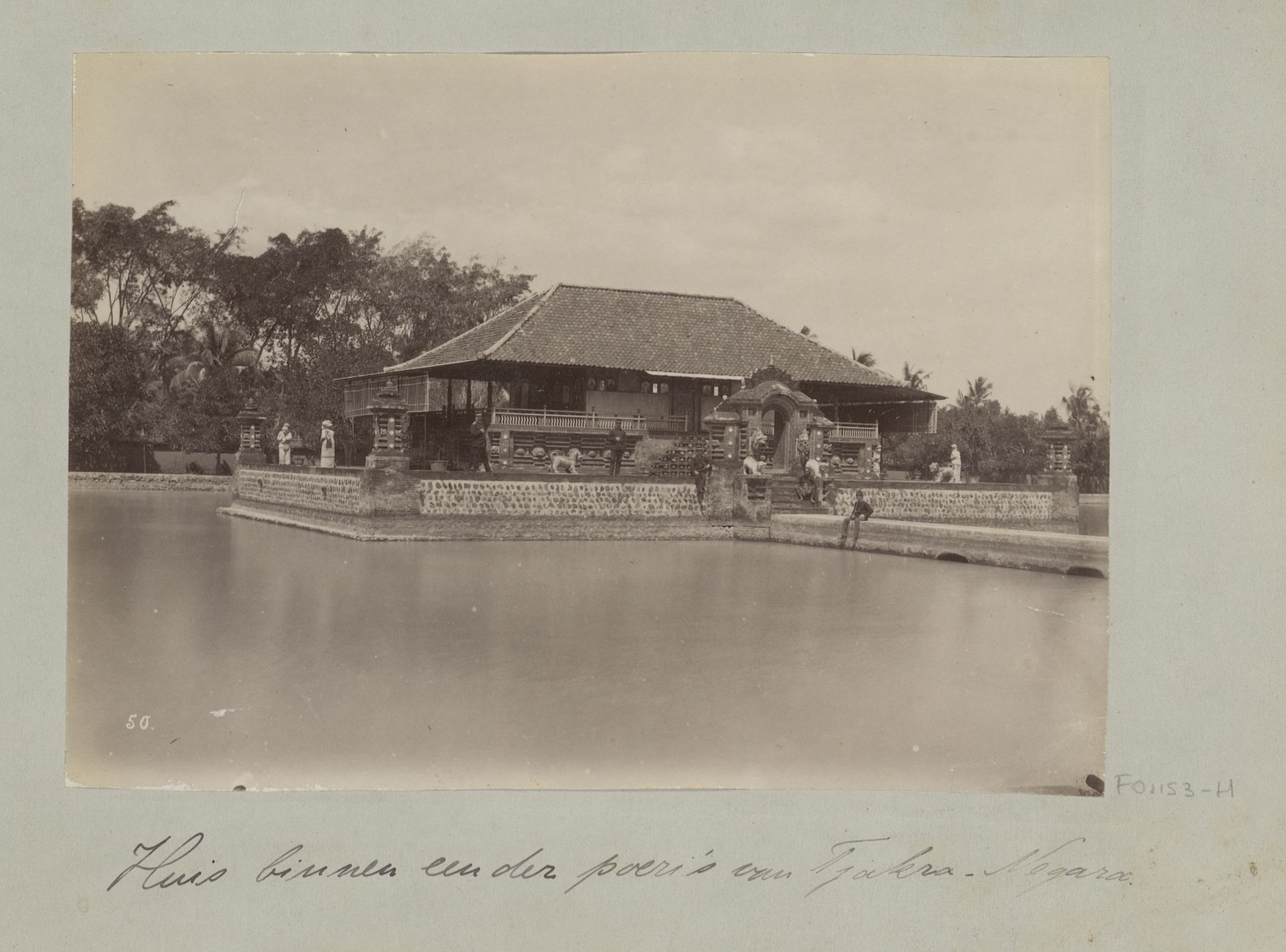 Huis binnen poeri van Tjakra-Negara met soldaten tijdens Lombok-expeditie 1894 by Christiaan Johan Neeb