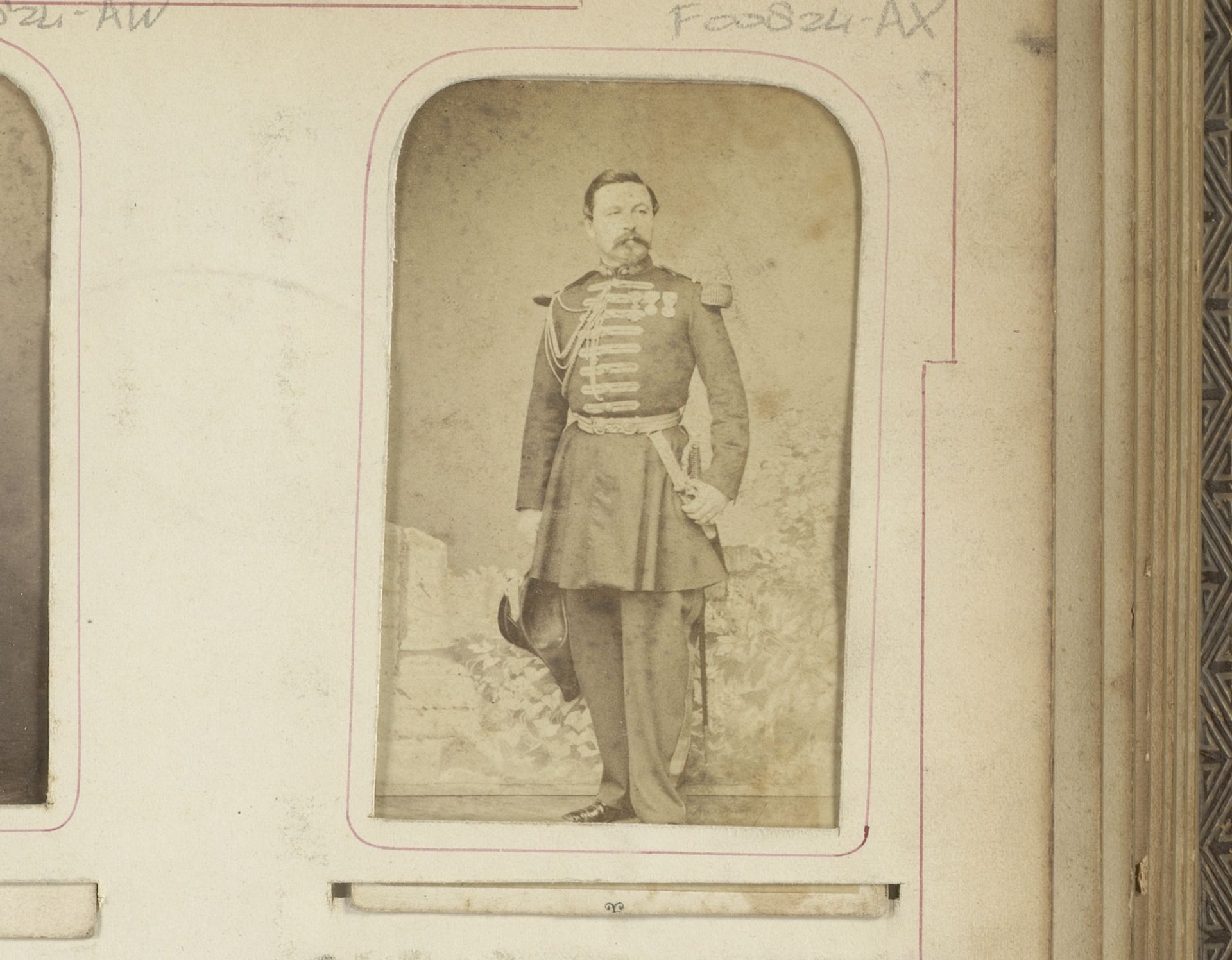 Portret van een man in militair uniform, aangeduid als Kampf by L. Cremière et Cie.