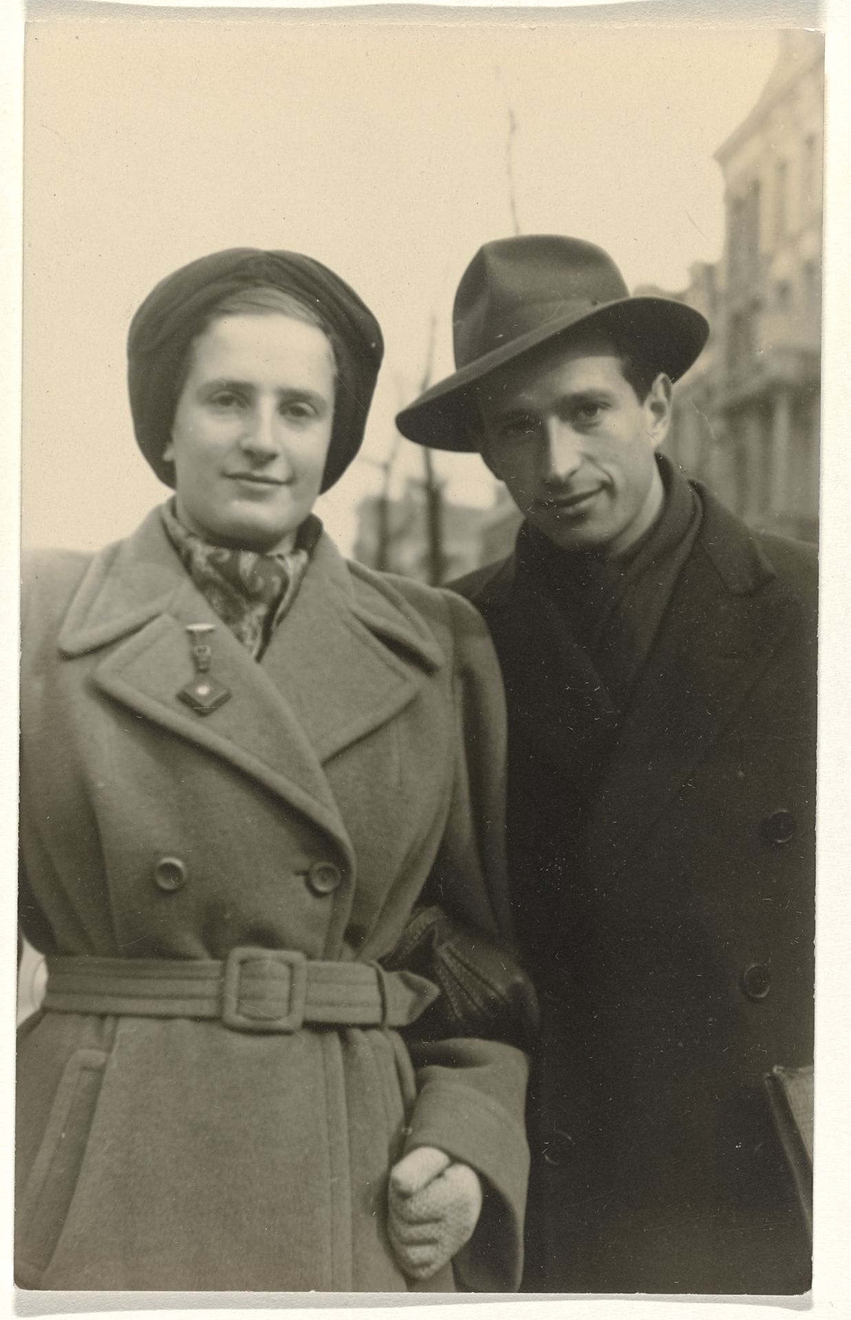 Isabel Wachenheimer in lange jas met Leo Blumensohn met gleufhoed op straat in Amsterdam, mei 1947 by Anonymous