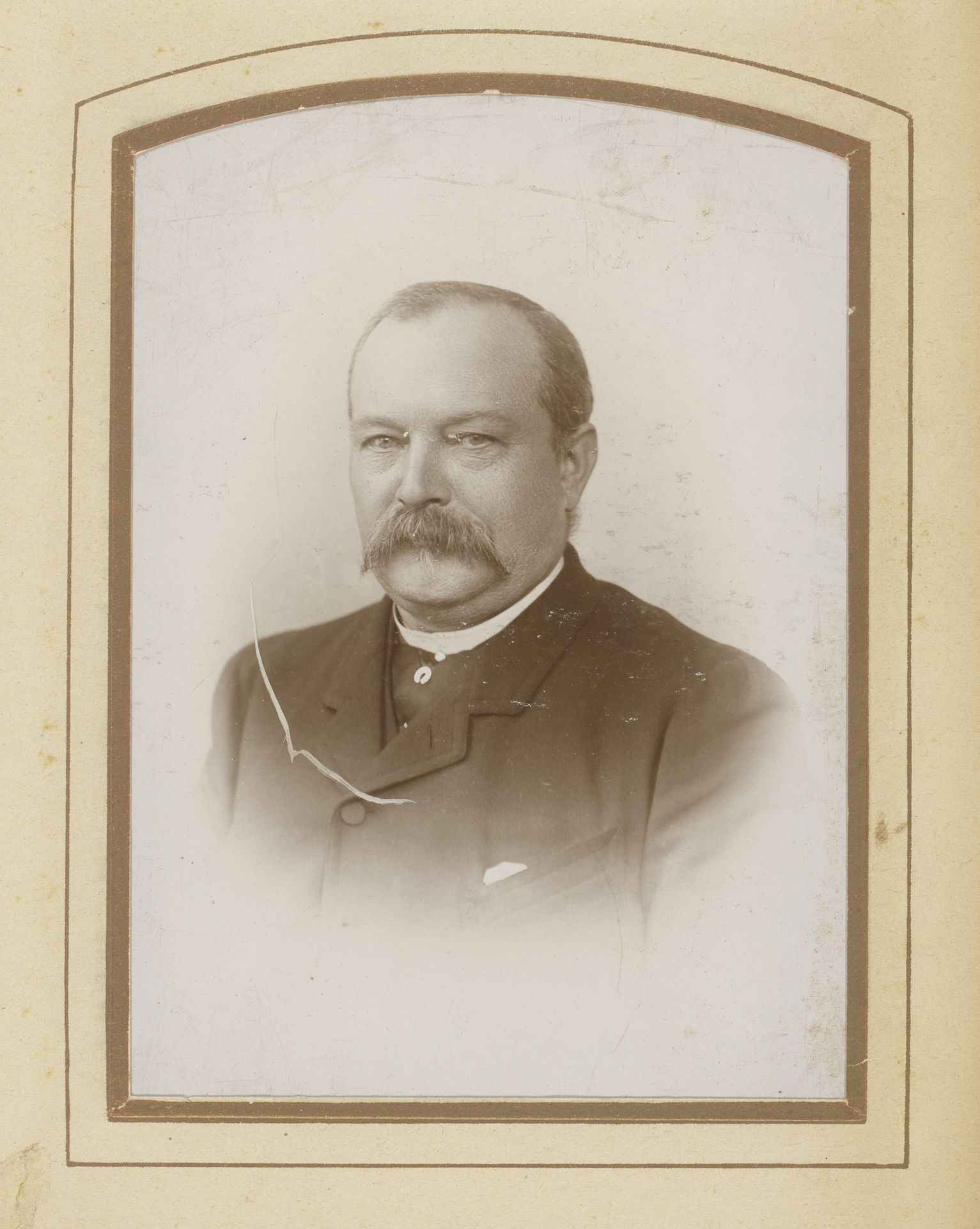 Portret van een man met snor by Hendrik Jonker