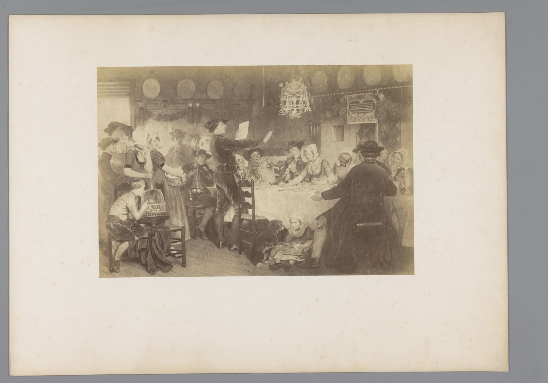 Fotoreproductie van een schilderij van een man die een brief voorleest aan een gezelschap aan tafel, door Fanny Geefs-Corr by Edmond Fierlants