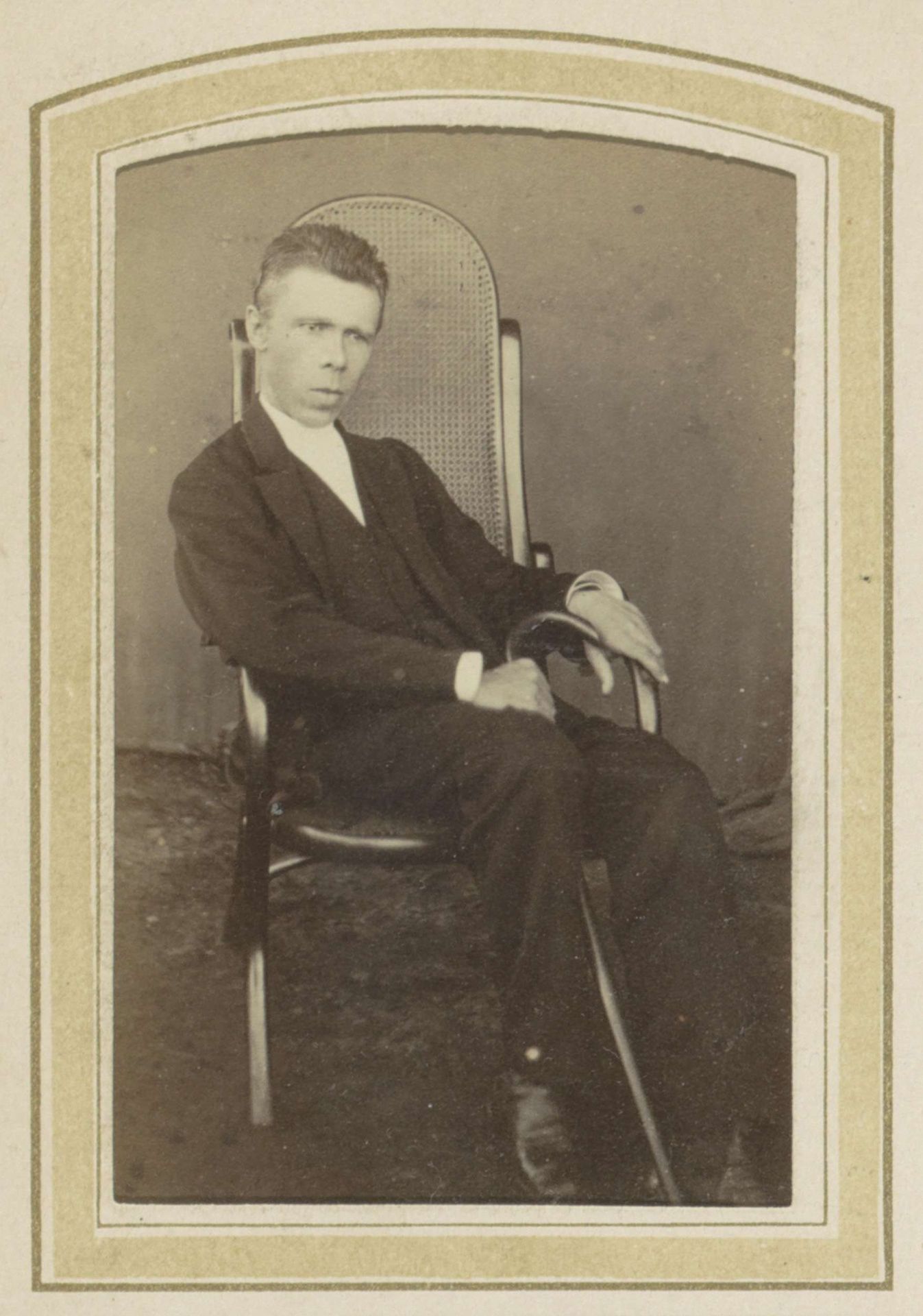 Portret van een zittende man met een wandelstok by Brainich & Leusink