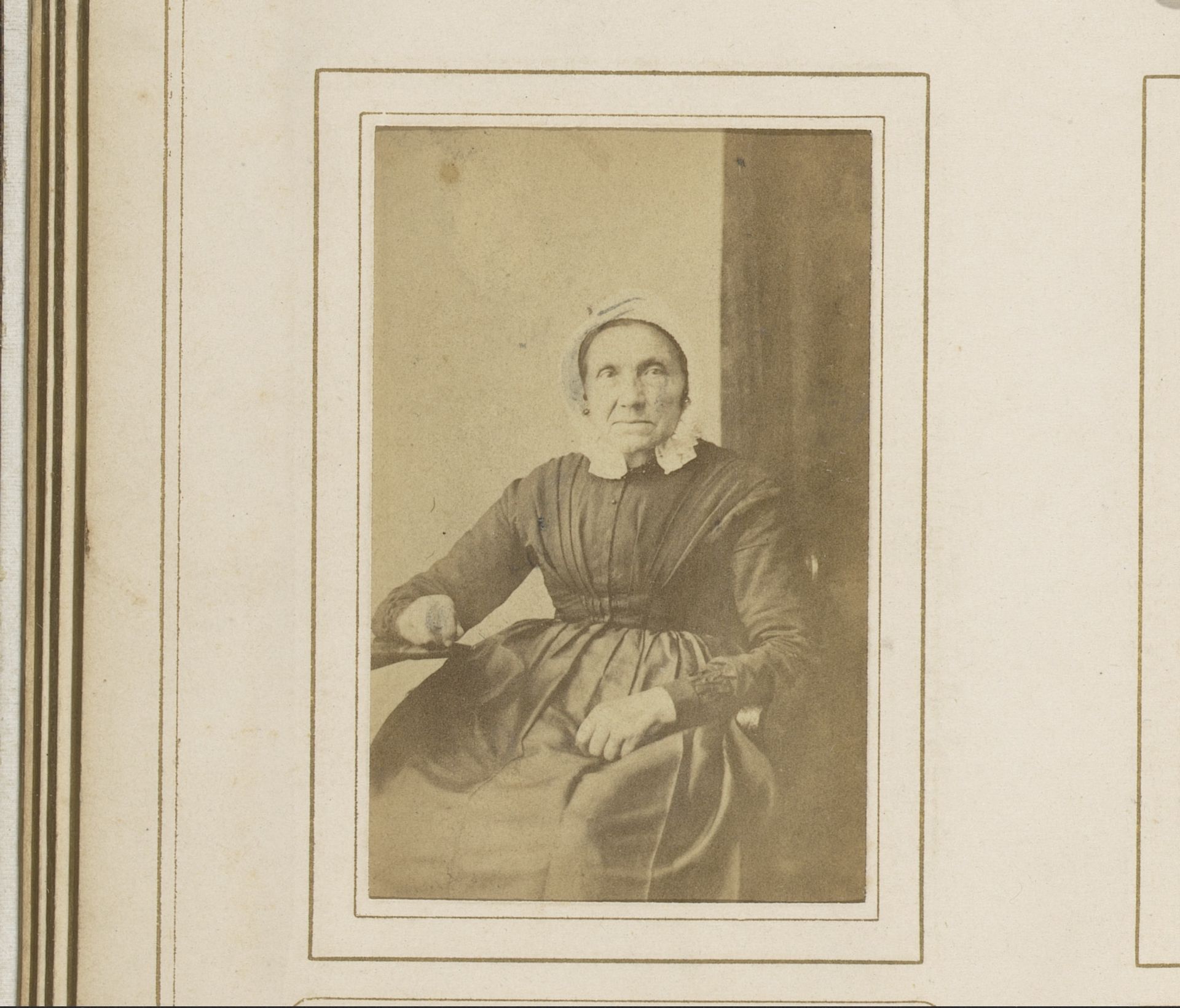 Portret van een zittende oude vrouw met muts by Johan Christiaan Reesinck