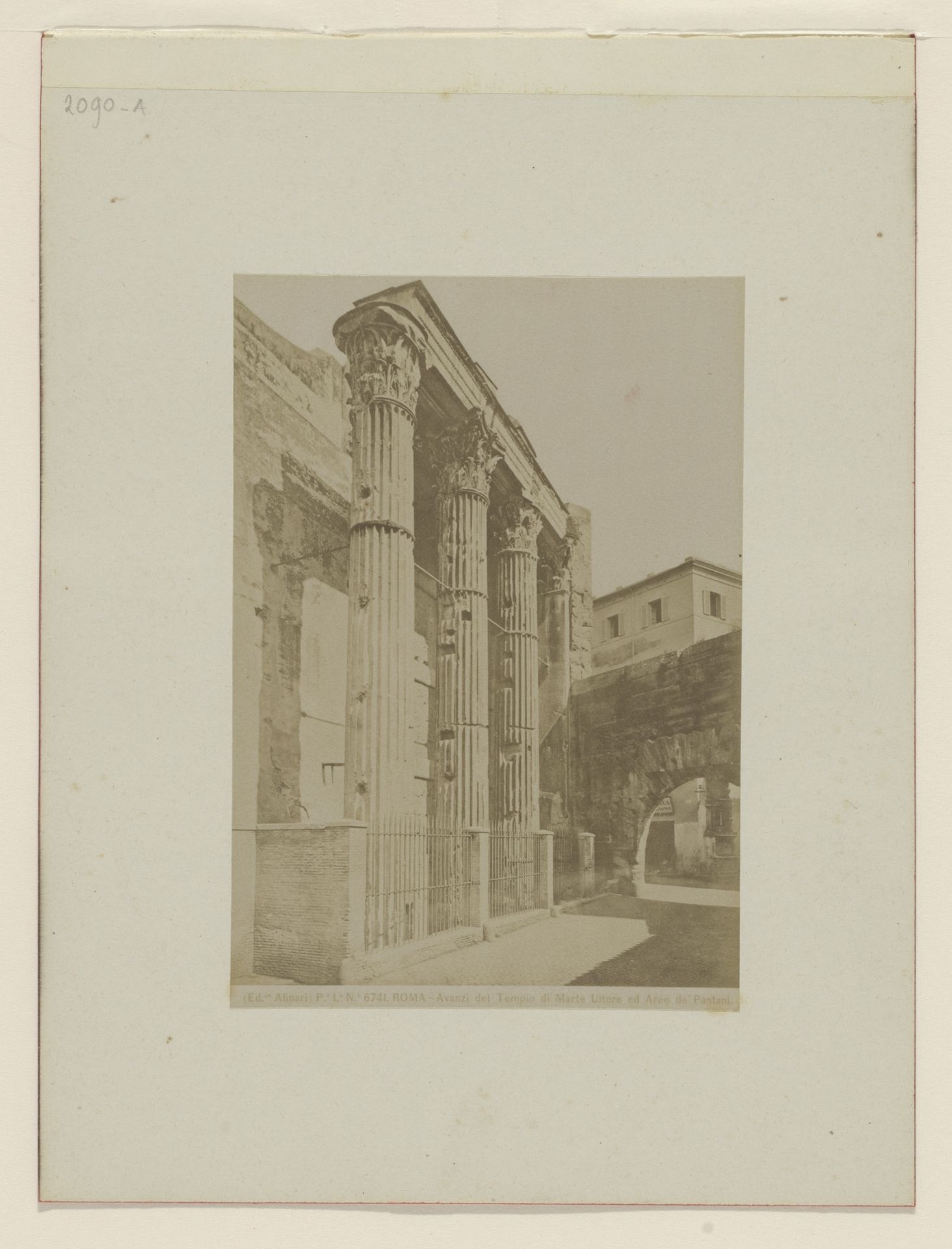 Restanten van de Tempel van Mars Ultor en de Boog van Pantani aan het Forum van Augustus te Rome, Italië by Fratelli Alinari