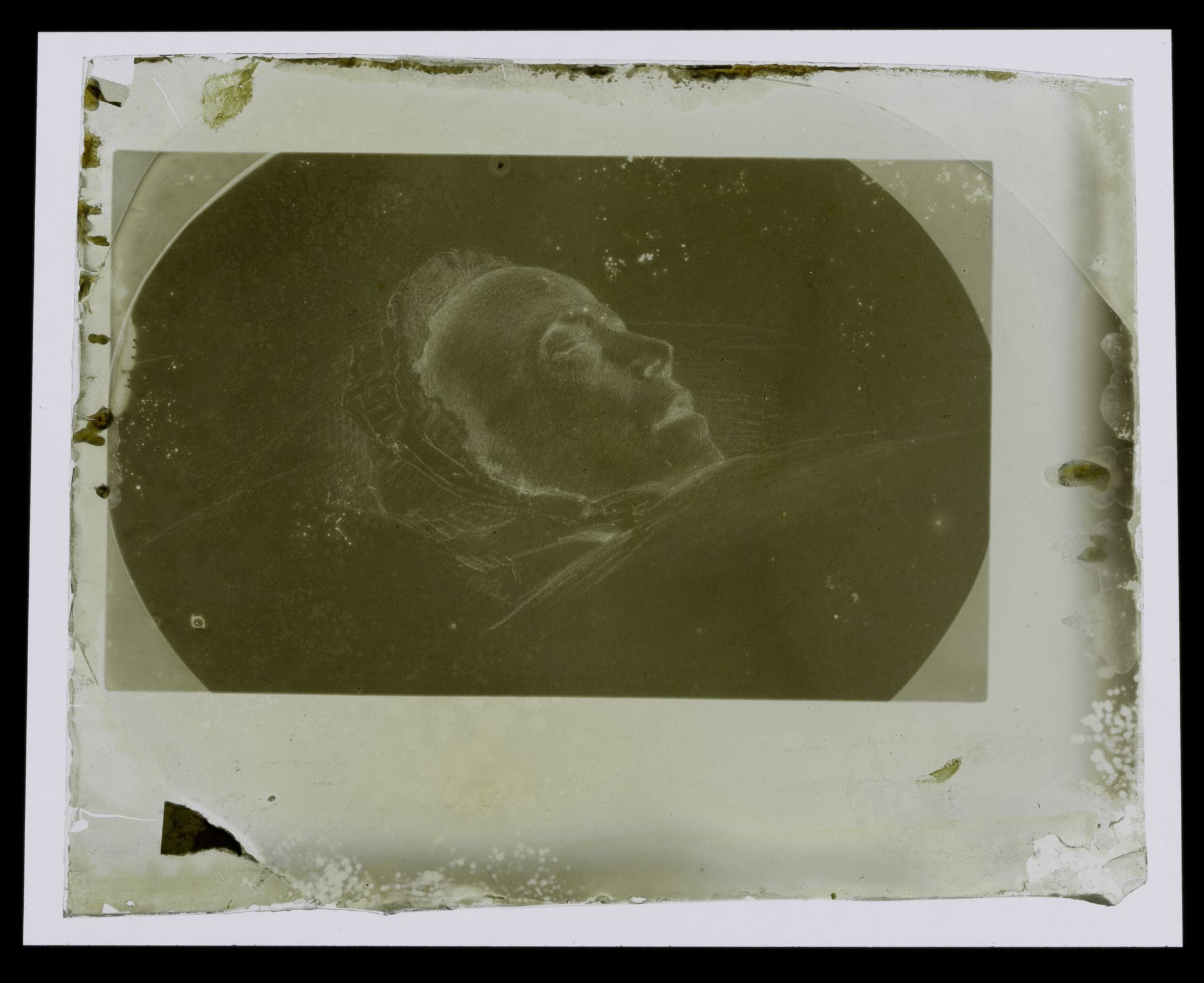 Fotoreproductie van een getekend post-mortem portret van een onbekende vrouw by Laurens Lodewijk Kleijn