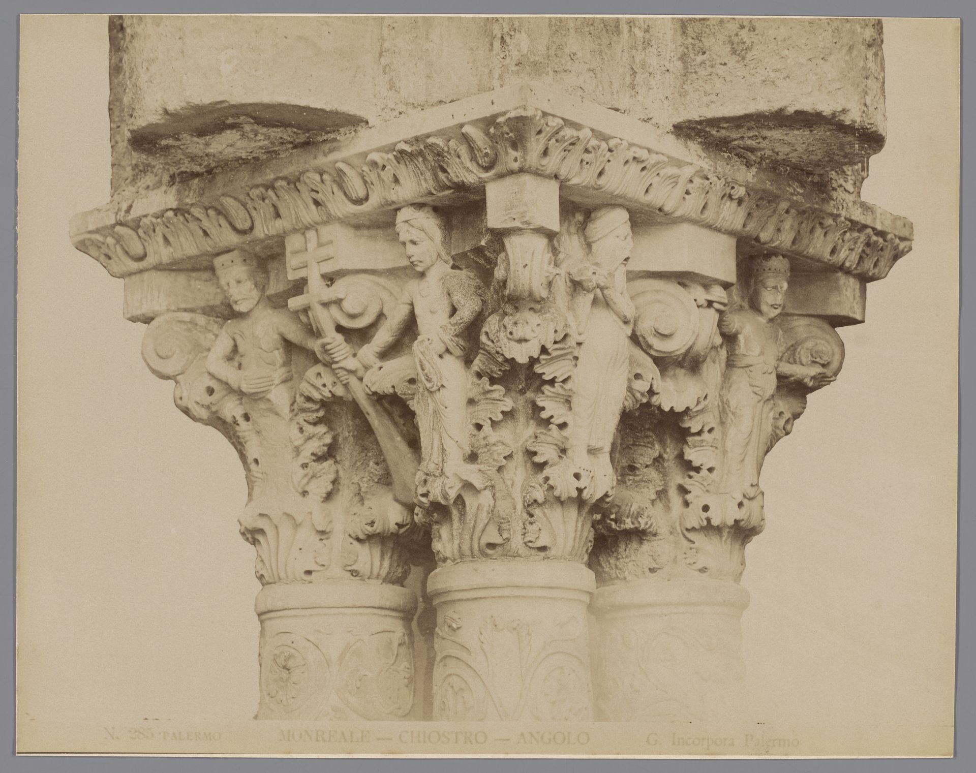 Detailopname van een kapiteel in de kloostergang van de dom van Monreale by Giuseppe Incorpora