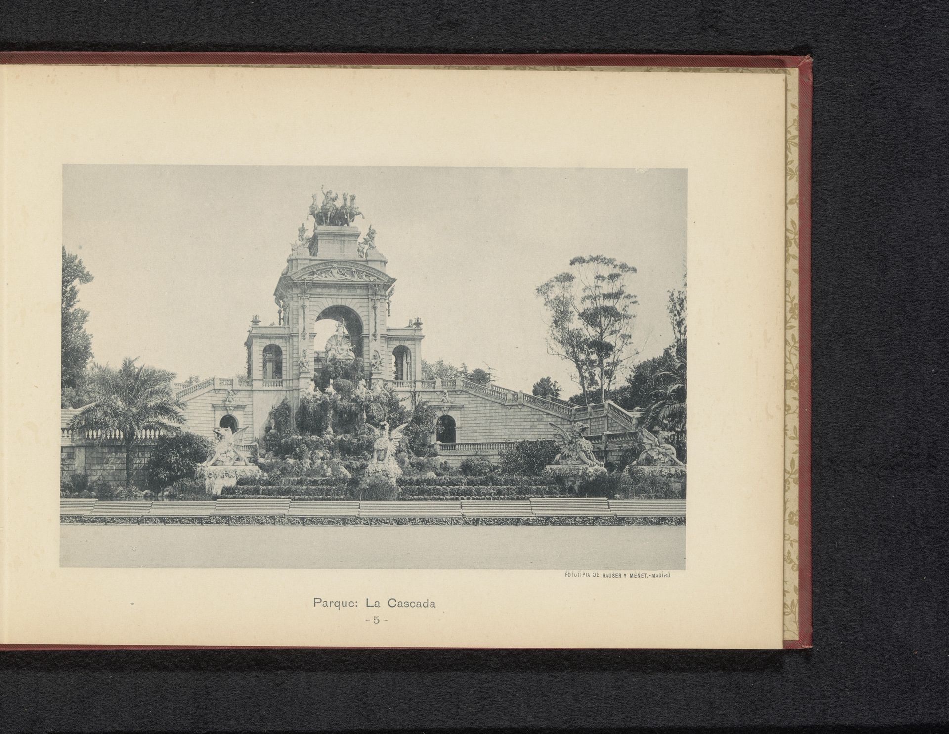 Gezicht op de Font de la cascada in het Parc de la Ciutadella in Barcelona by Hauser y Menet