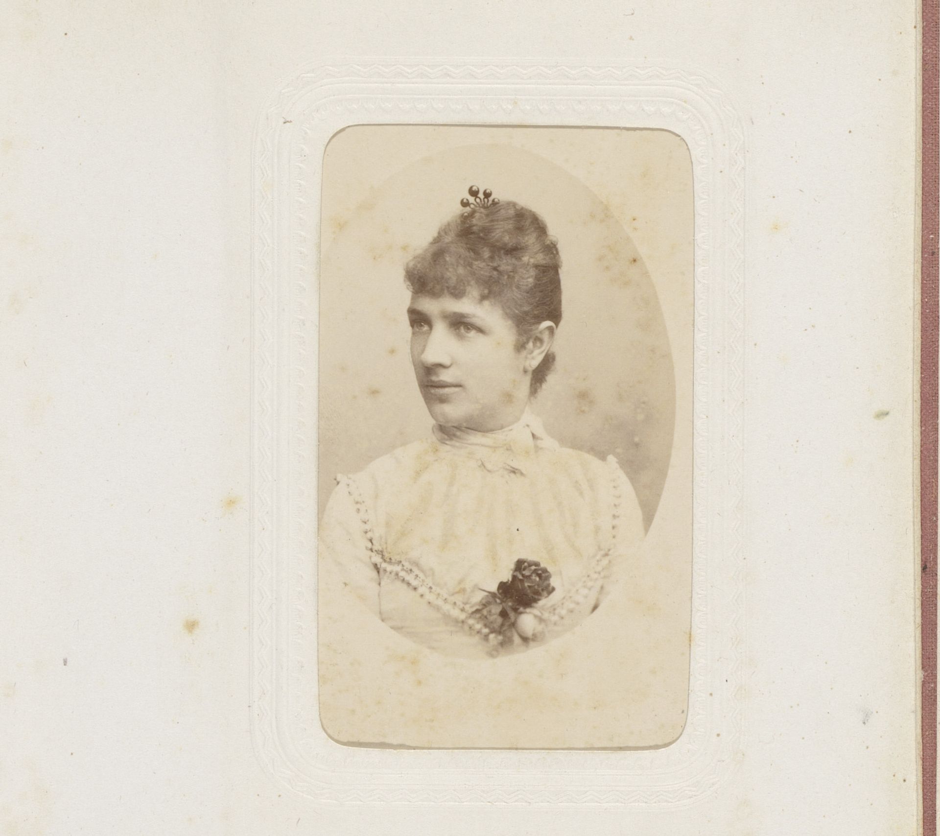 Portret van een jonge vrouw met een bloem op haar jurk by Louis Oskar Grienwaldt