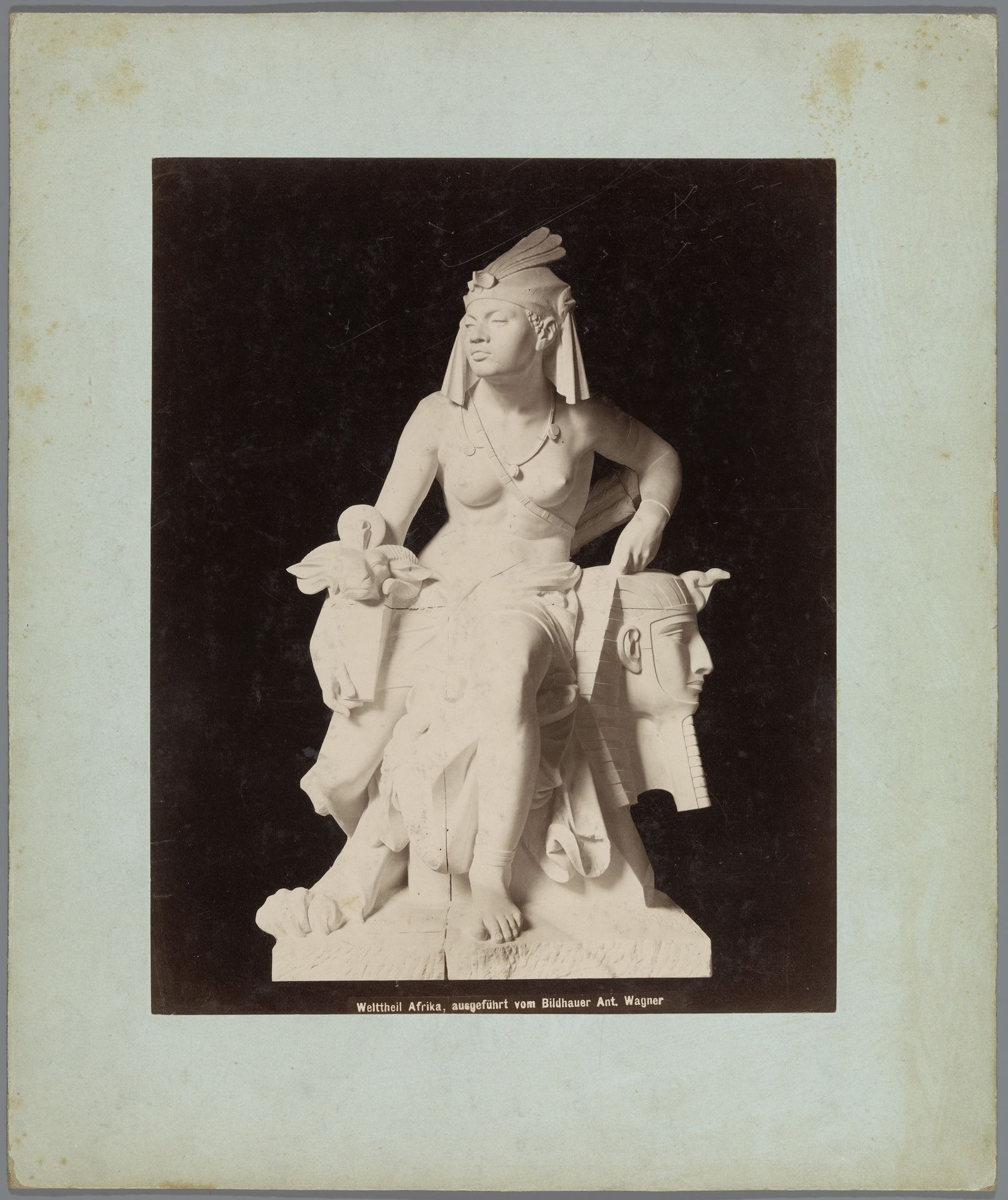 Sculptuur van een personificatie van het werelddeel Afrika door Antonín Pavel Wagner by Josef Löwy