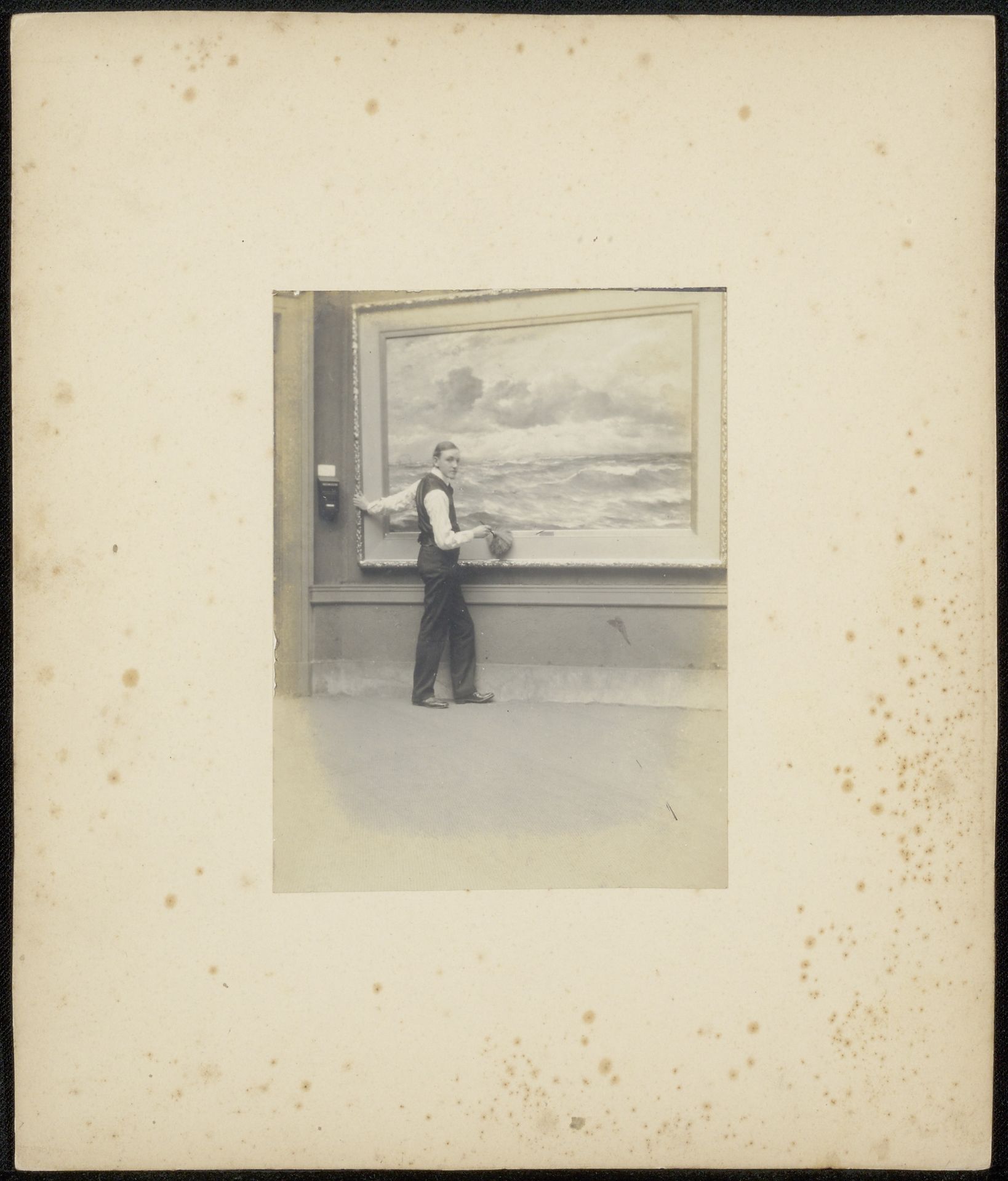 Dossier met catalogi, foto's, uitnodigingen en visitekaartjes van kunsthandel J.C. Schüller by diverse vervaardigers
