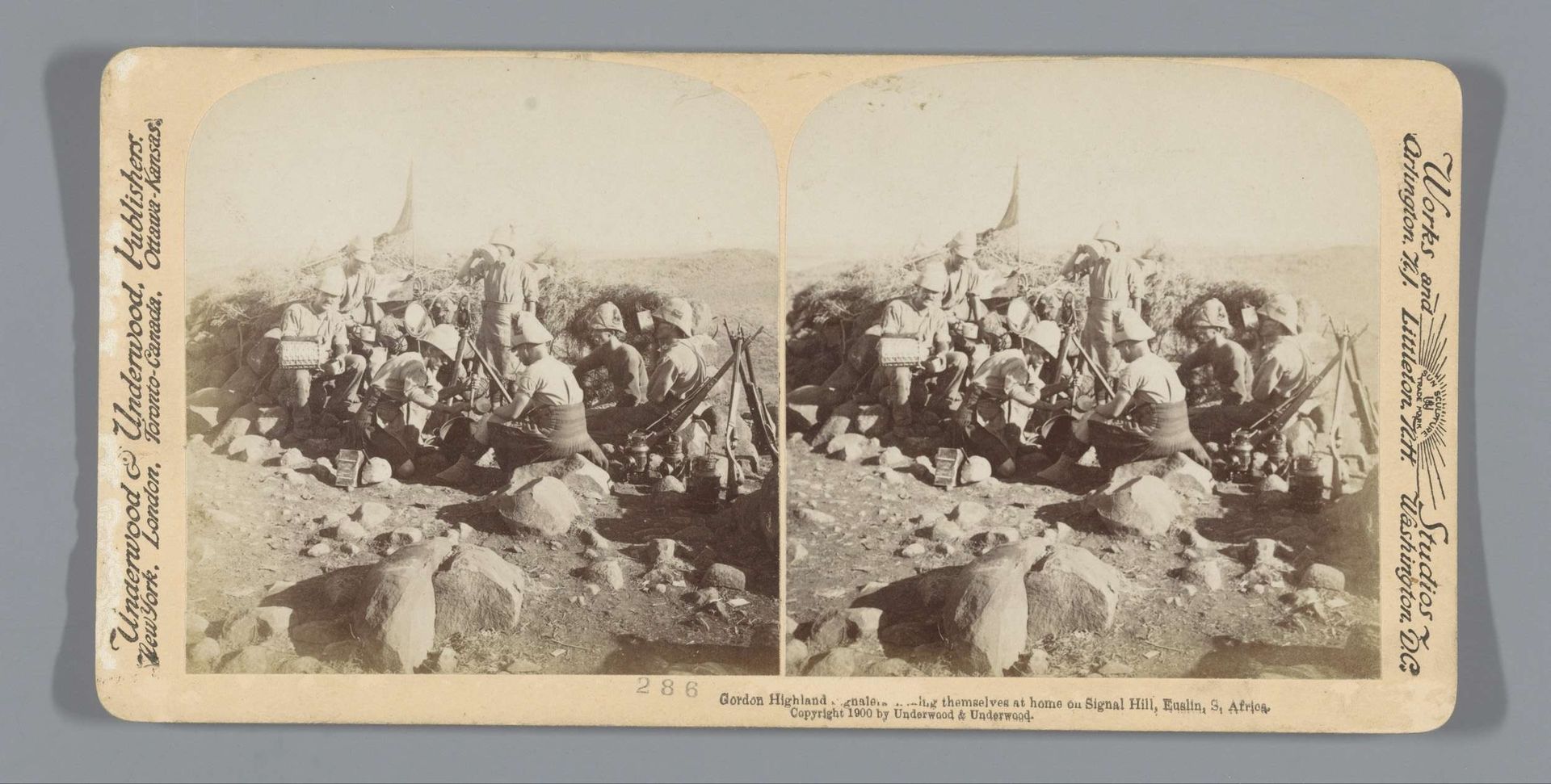 Militairen van de Gordon Highlanders installeren zichzelf op een heuvel, Zuid-Afrika by Anonymous