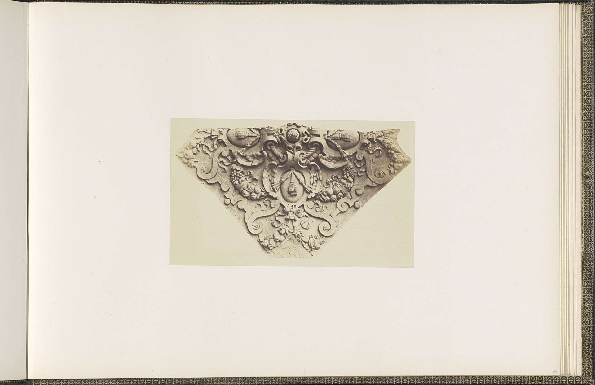 Gipsmodel voor een versiering van het Palais du Louvre by Edouard Baldus