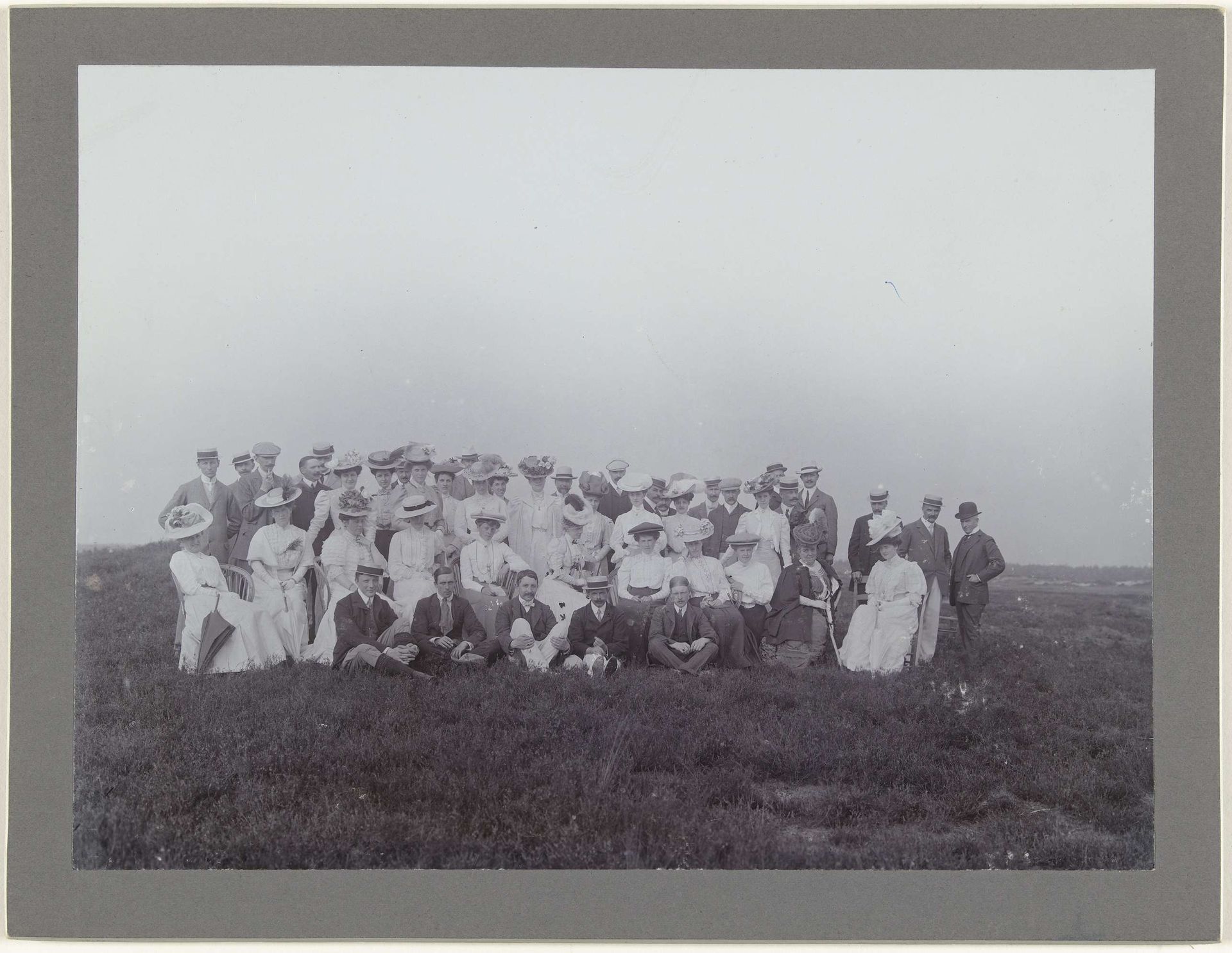 Groepsportret van circa 50 mannen en vrouwen in een landschap by Henry Pauw van Wieldrecht