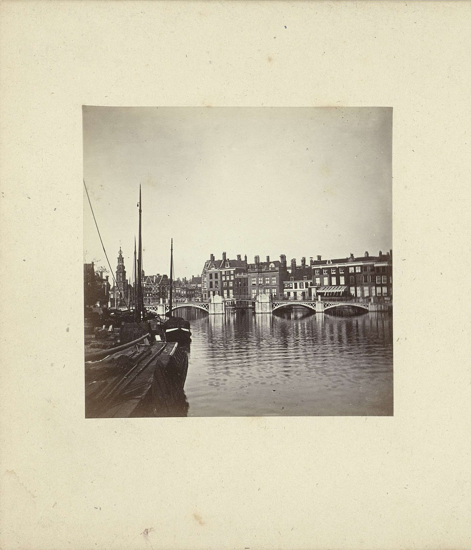 Gezicht over de Amstel in Amsterdam by Anonymous