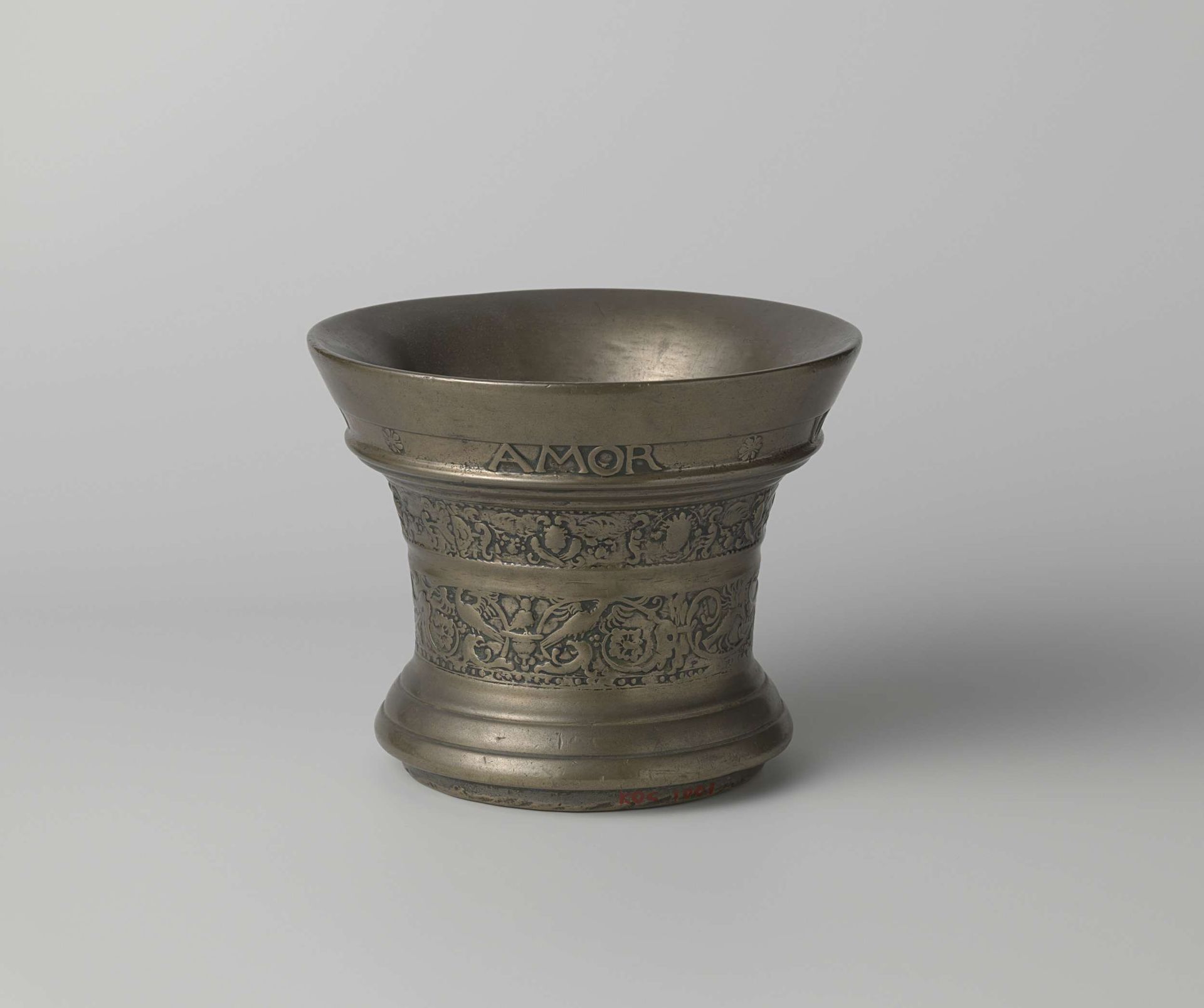 Vijzel met opschrift AMOR OMNIA VINCIT 1676 by Gerhard Schimmel