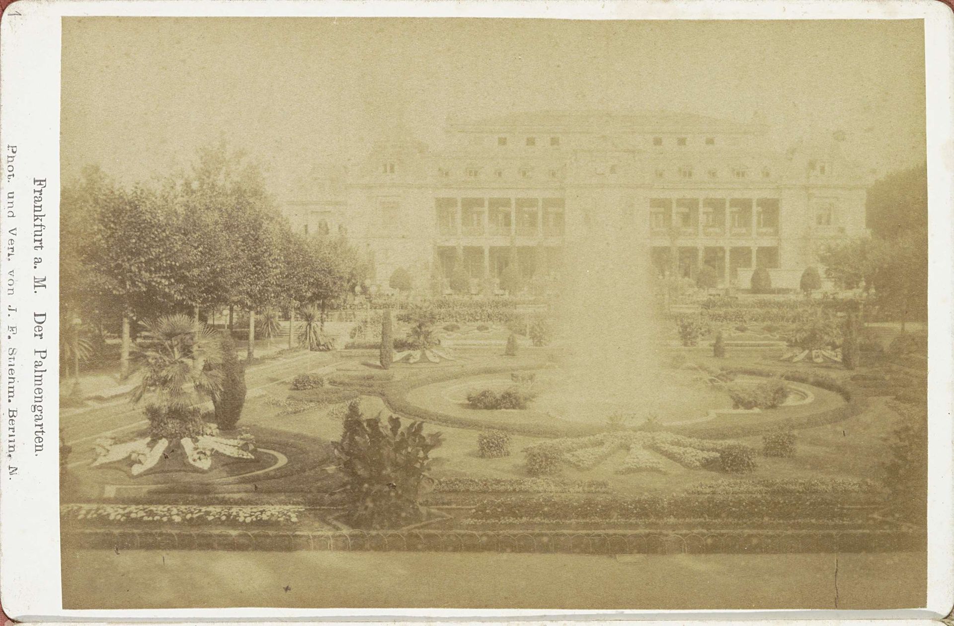 Gezicht op het Gesellschaftshaus (feestzaal) met fontein ervoor in de Palmentuin van Frankfurt by Johann Friedrich Stiehm