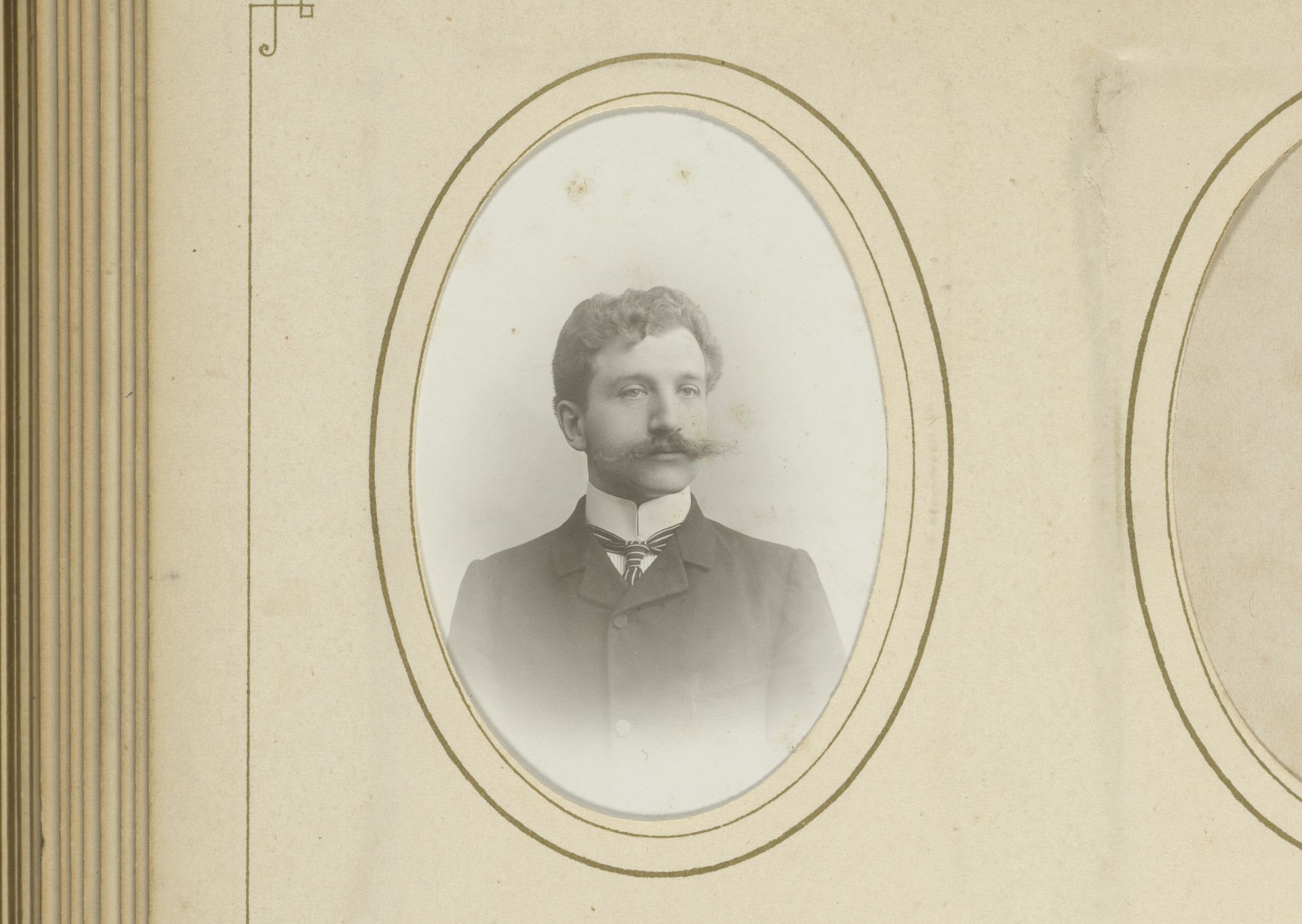Portret van een man met snor by Herman Deutmann