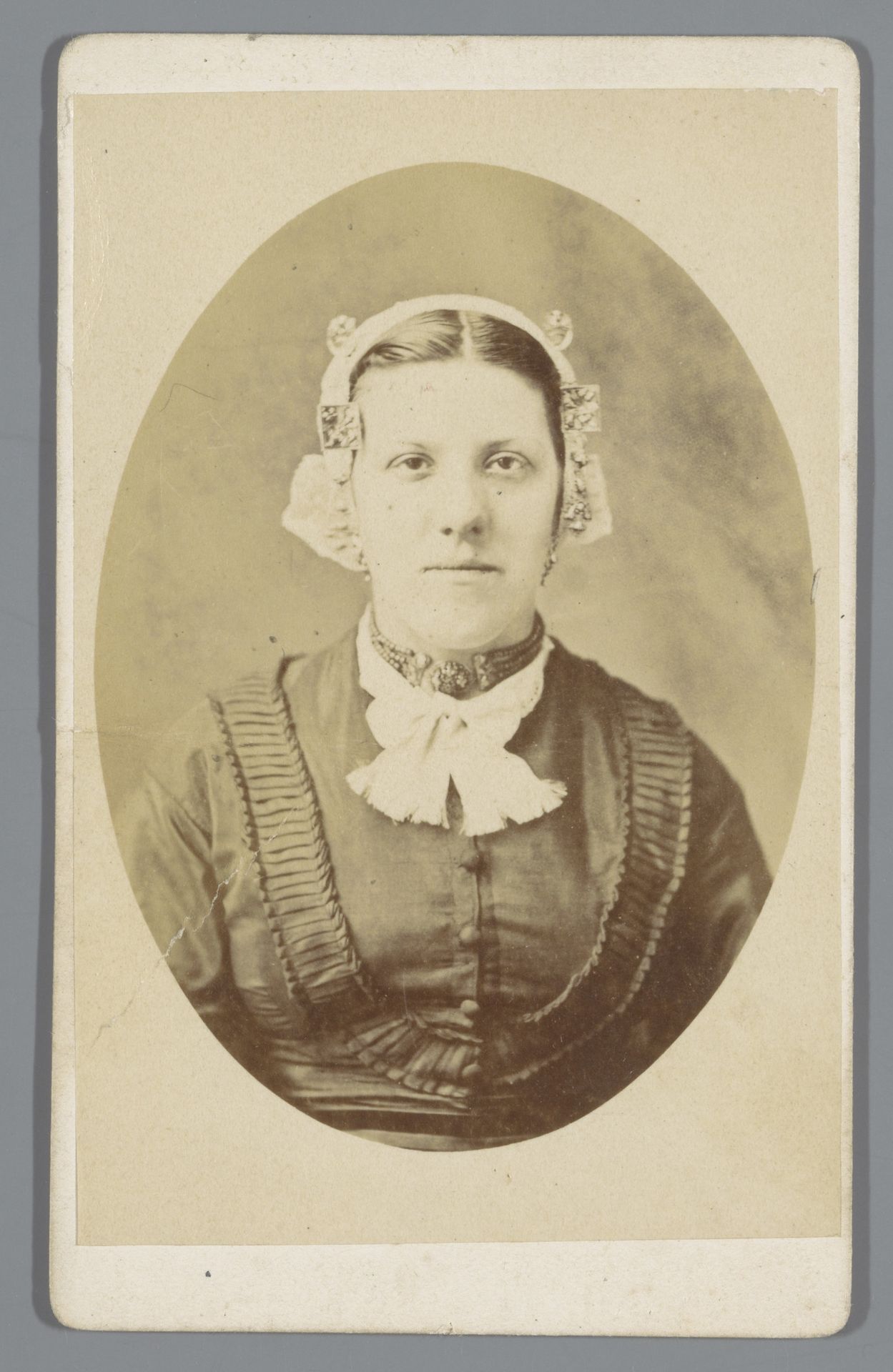 Portret van een onbekende vrouw by J.J. Geels