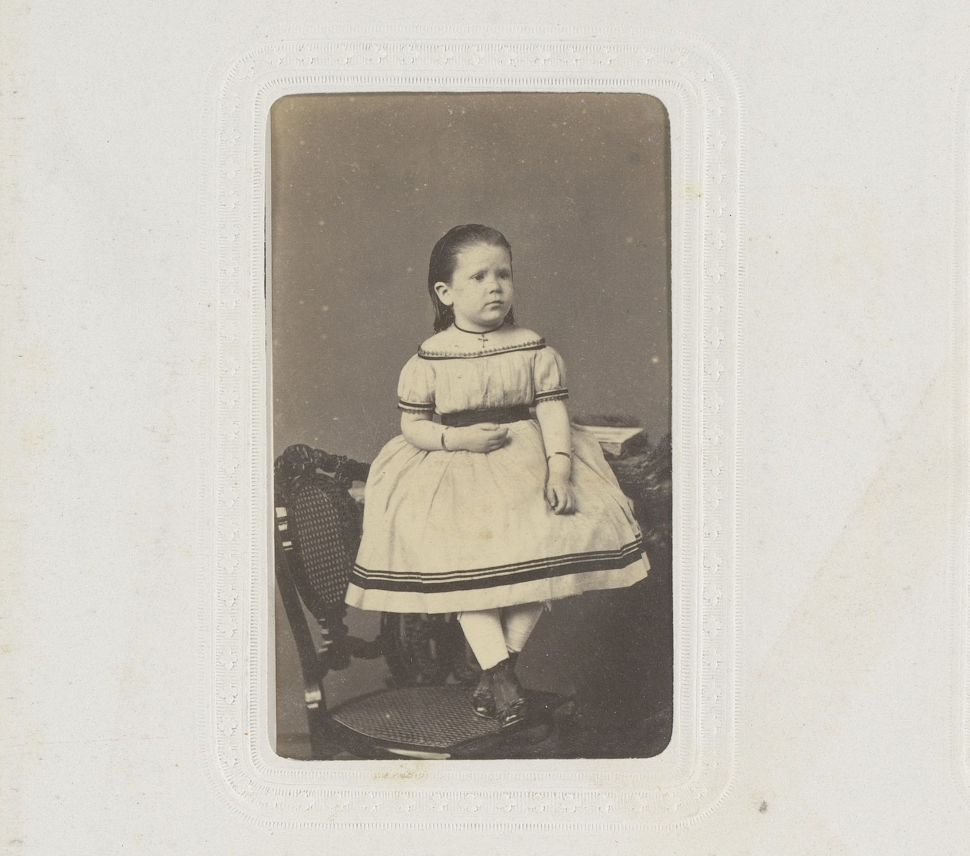 Portret van een meisje, staand op een stoel by Samuel A. Cohner