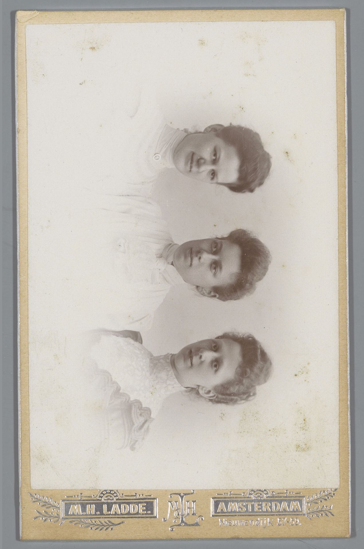 Portret van drie onbekende vrouwen by Machiel Hendricus Laddé