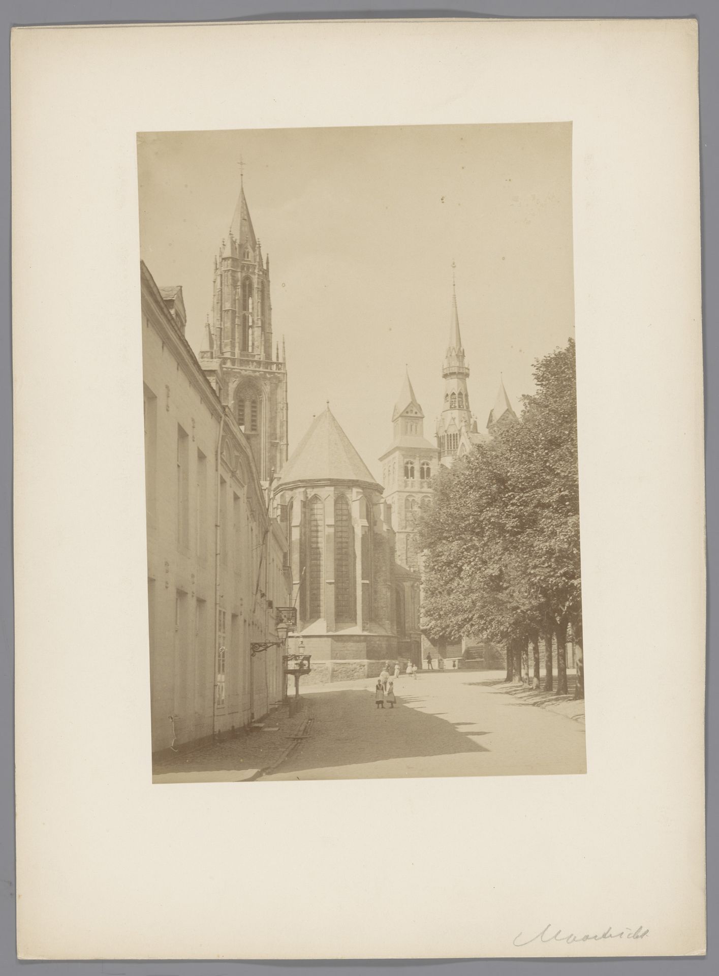 Gezicht op de Sint-Servaasbasiliek en de Sint-Janskerk te Maastricht by anoniem (Monumentenzorg)