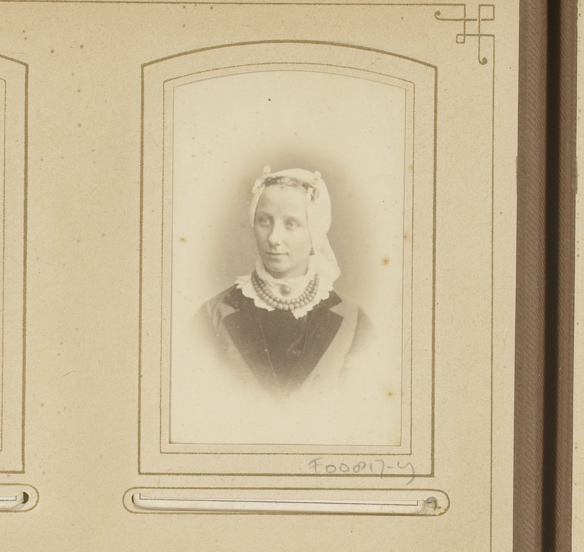 Portret van een vrouw met ketting en muts by Albert Greiner