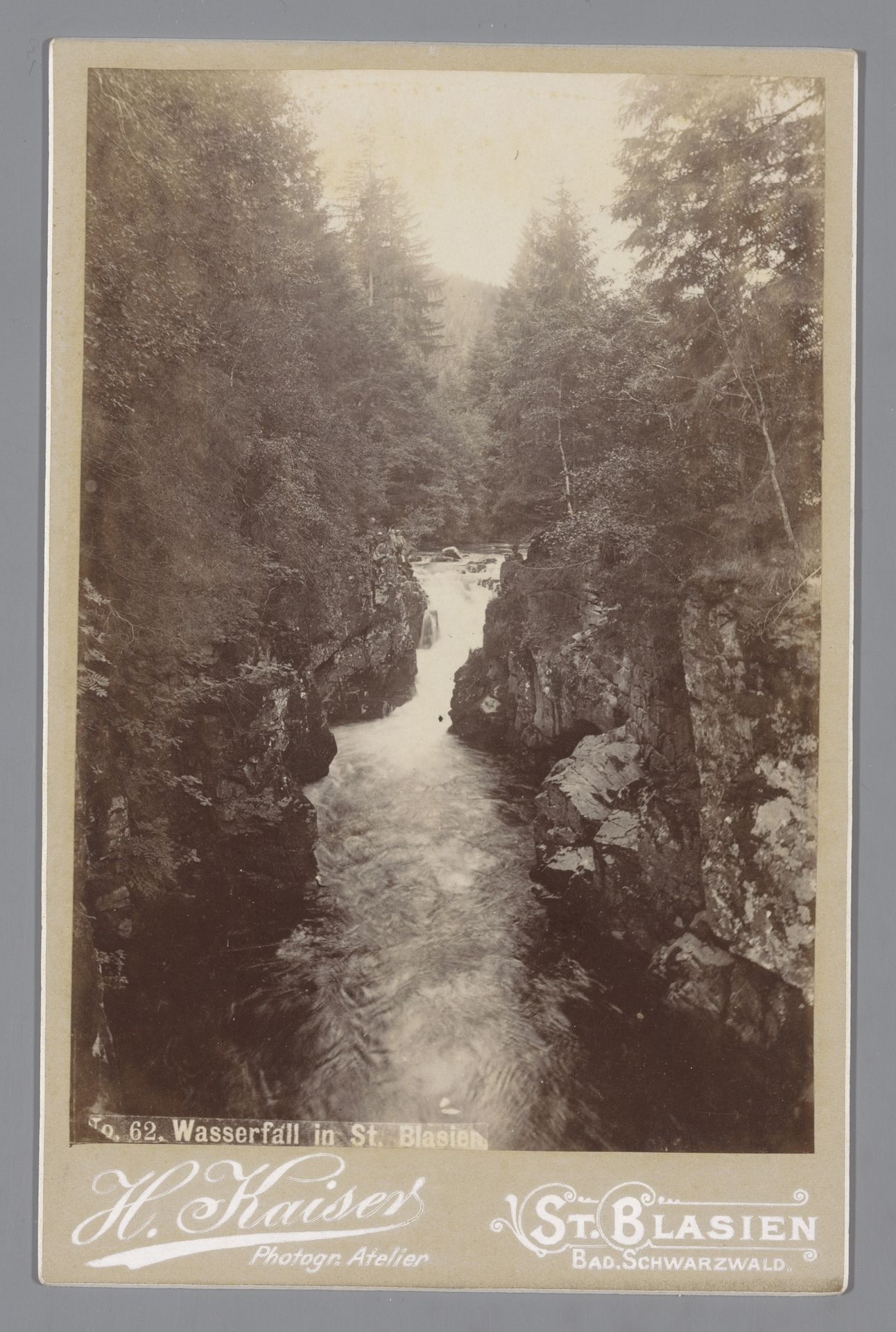 Gezicht op een waterval bij Sankt Blasien by H. Kaiser