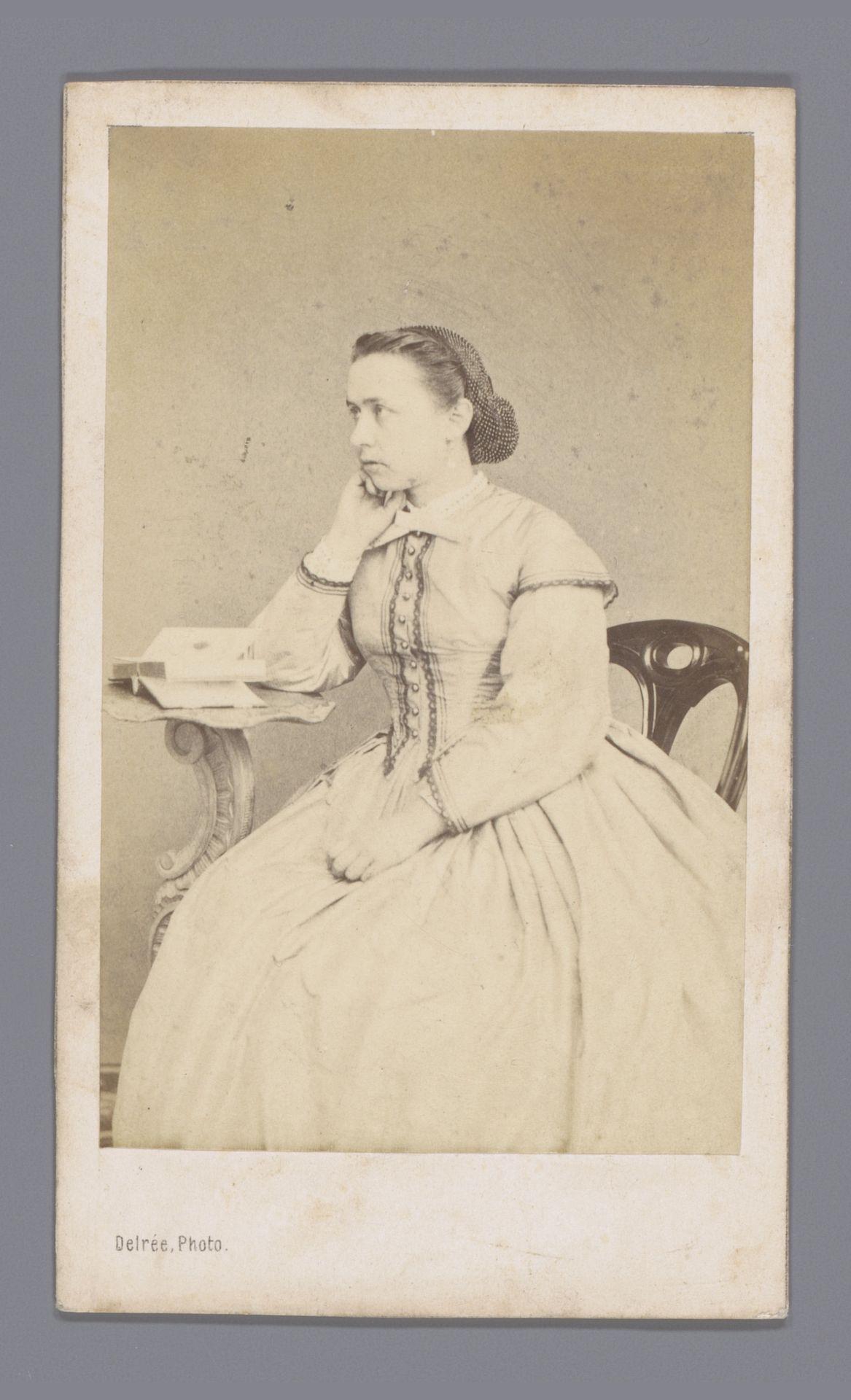 Portret van een onbekende vrouw aan een tafel by Guillaume Delrée