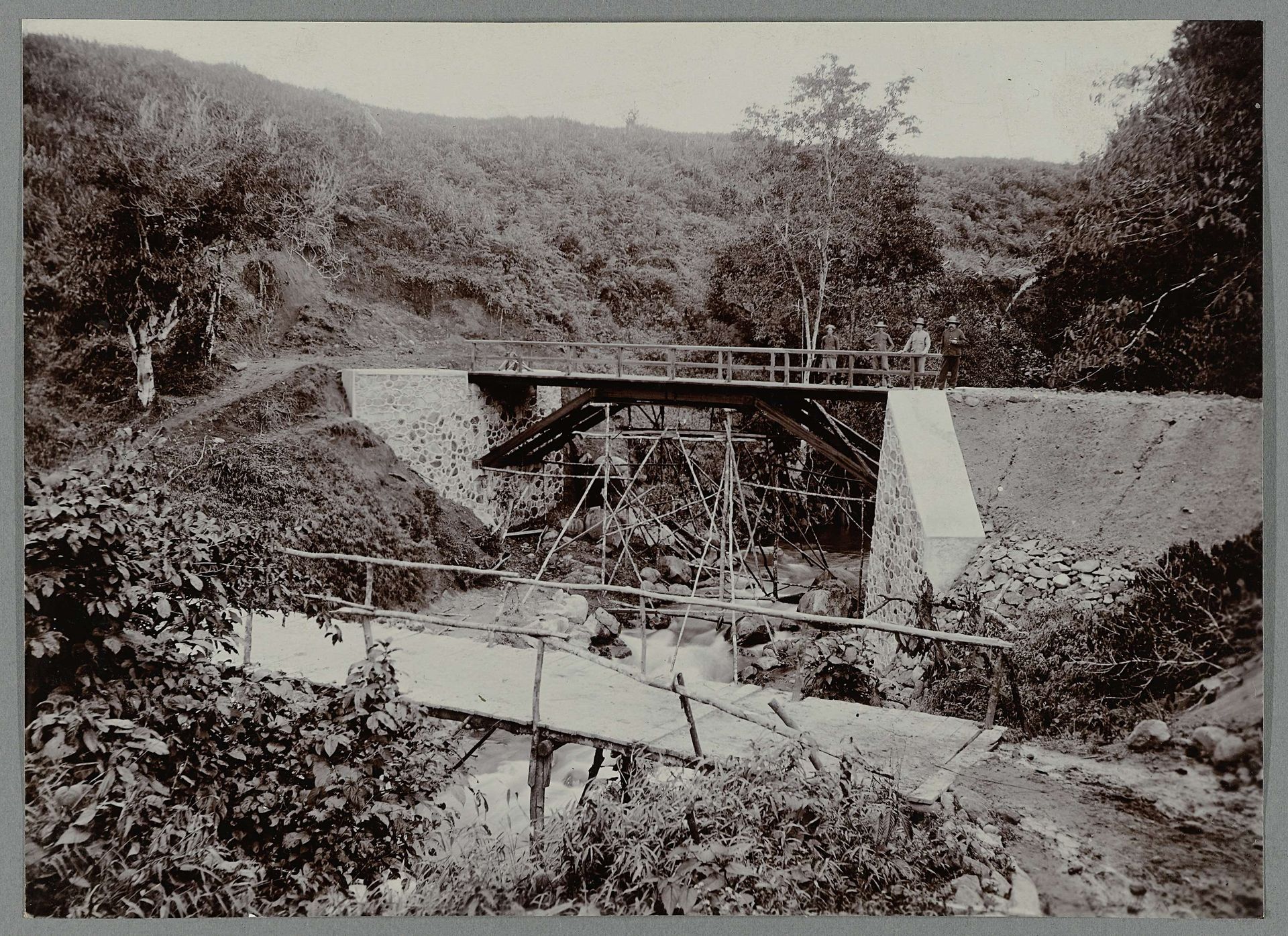 Brug over de Wenih Rongka by Anonymous