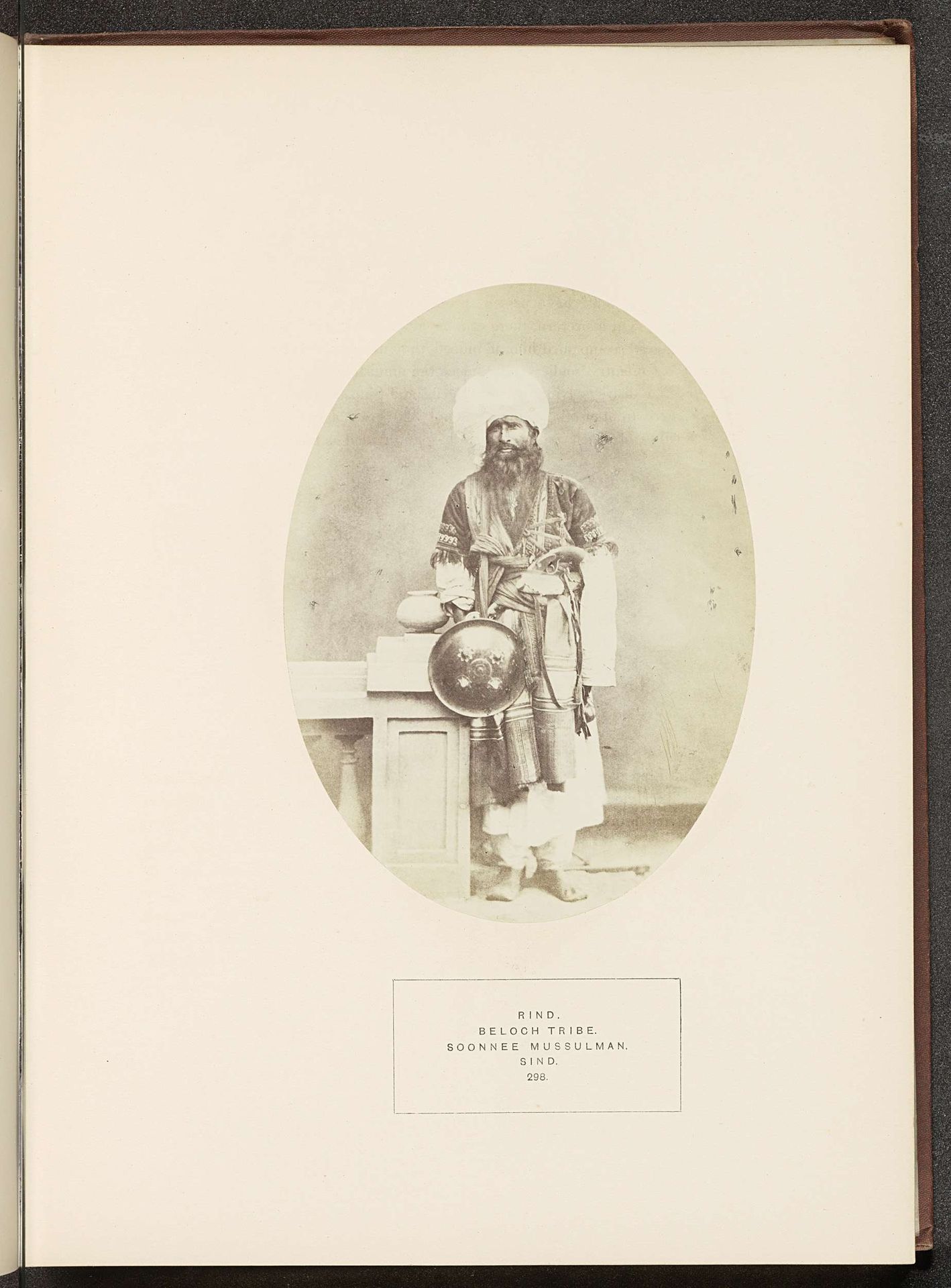 Portret van een onbekende man van de Rind-stam uit Sindh met een schild by Henry Charles Baskerville Tanner