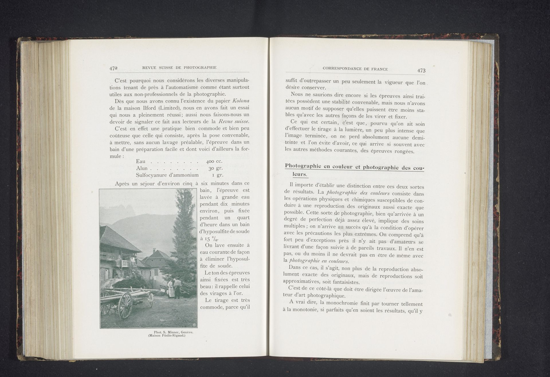 Gezicht op huizen in de bergen by S. Minner