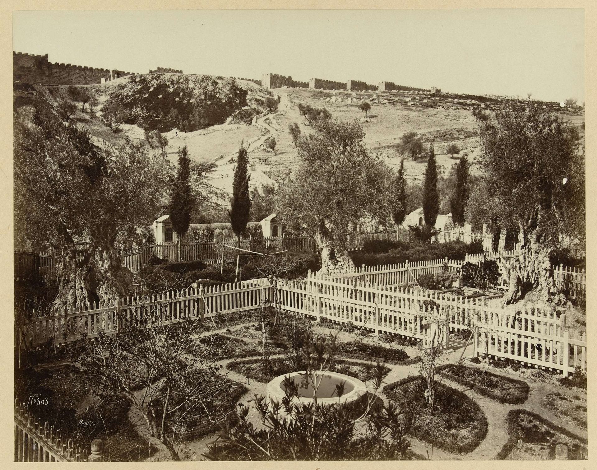 Gezicht op de tuin van Getsemane, Jeruzalem by Félix Bonfils