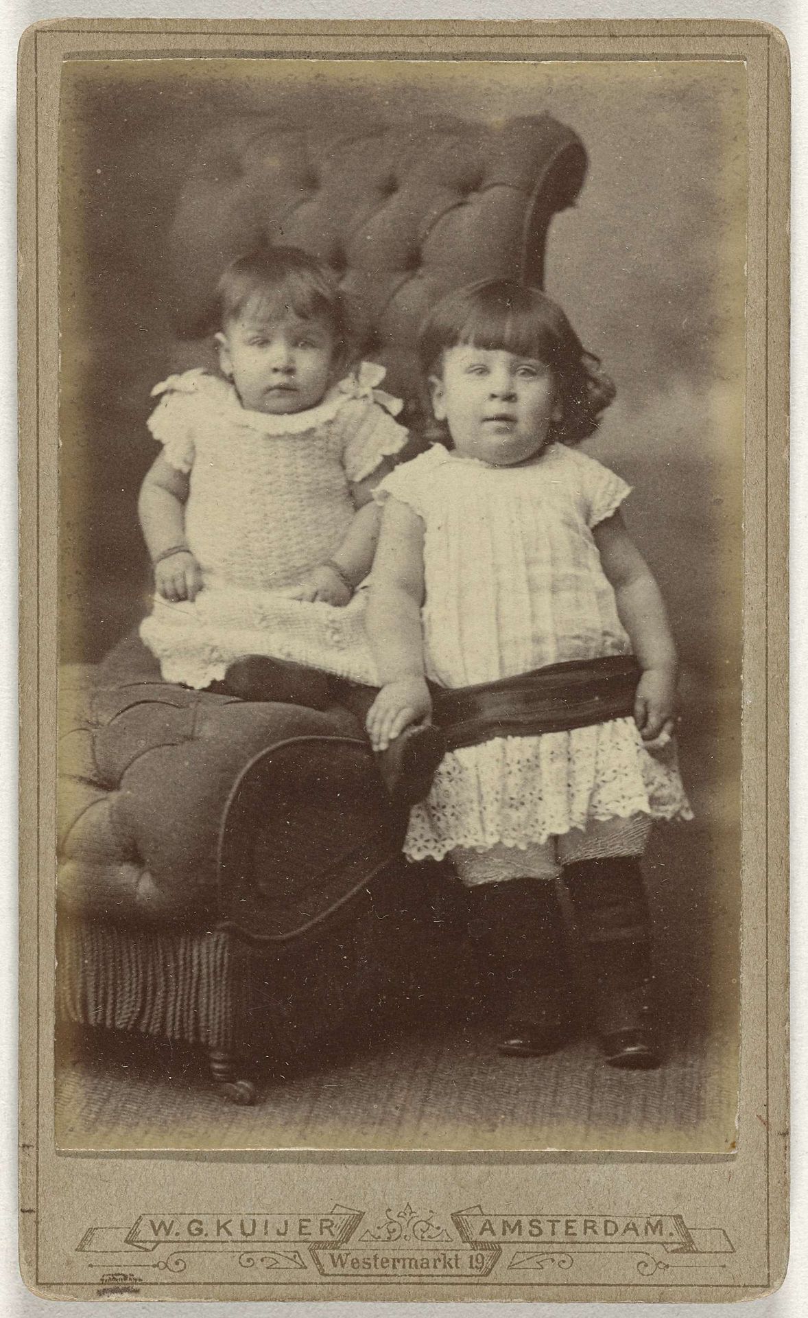 Studioportret twee kleine kinderen by Willem Gerhardus Kuijer
