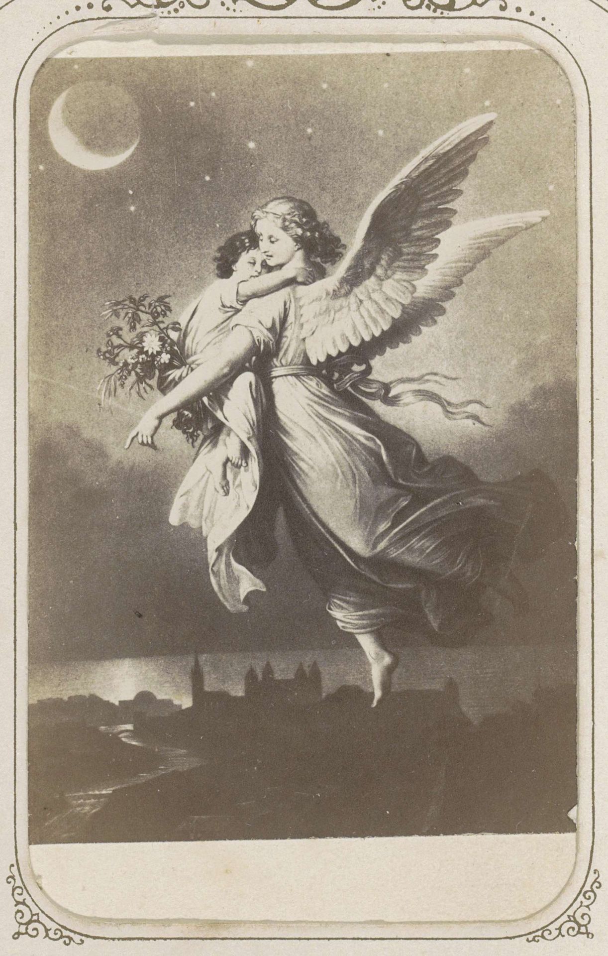 Fotoreproductie van een prent van een engel met een slapend kind in de nacht boven een stad by Andries Jager