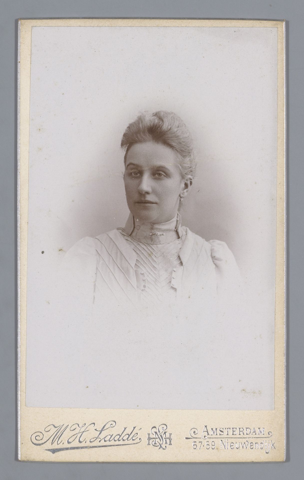 Portret van een onbekende vrouw by Machiel Hendricus Laddé