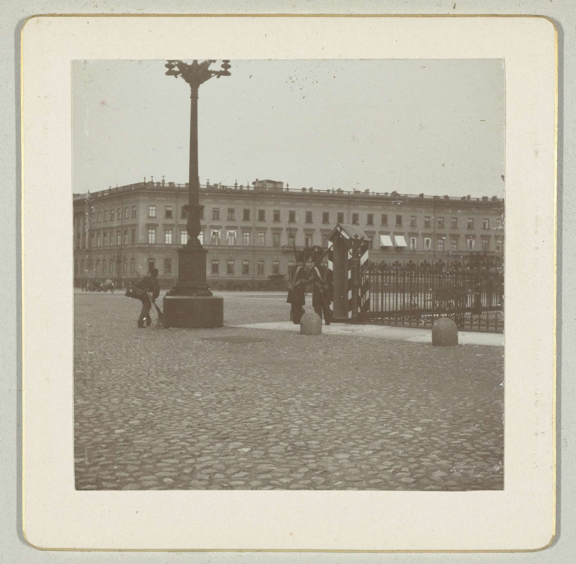 Het plein voor de Hermitage in Sint-Petersburg by Henry Pauw van Wieldrecht
