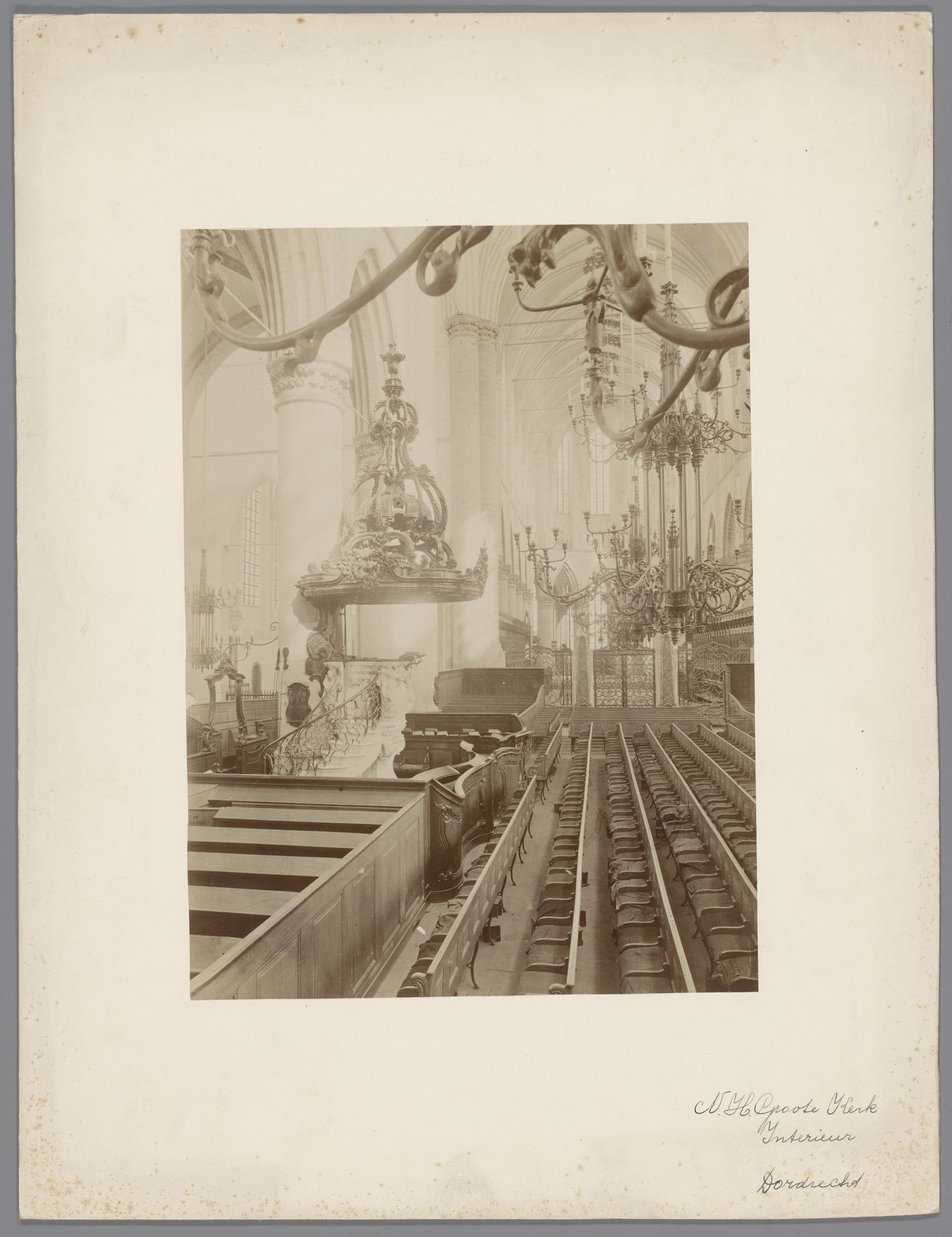 Interieur van de Grote of Onze-Lieve-Vrouwenkerk te Dordrecht by anoniem (Monumentenzorg)