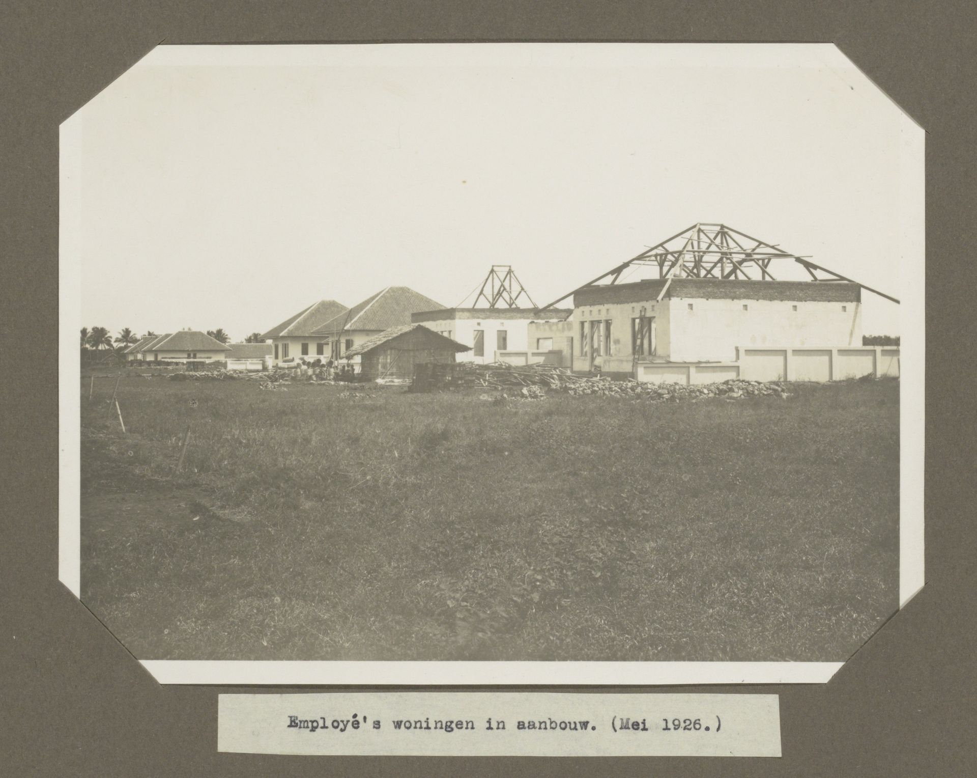 Employé's woningen in aanbouw. (Mei 1926.) by Anonymous