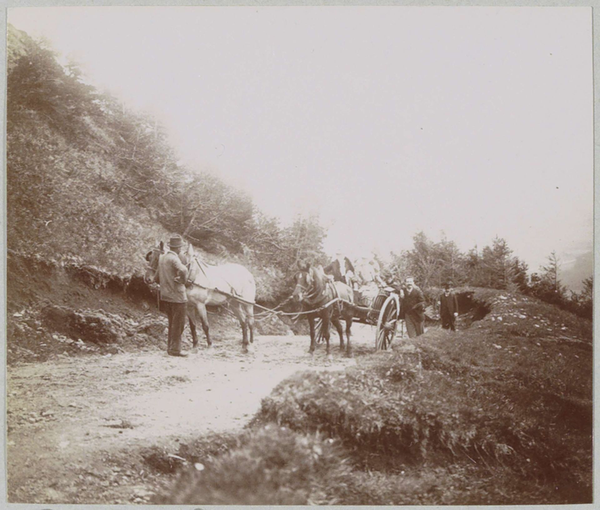 Gezelschap met paardenkar op een landweg in Puy-de-Dôme by Delizy