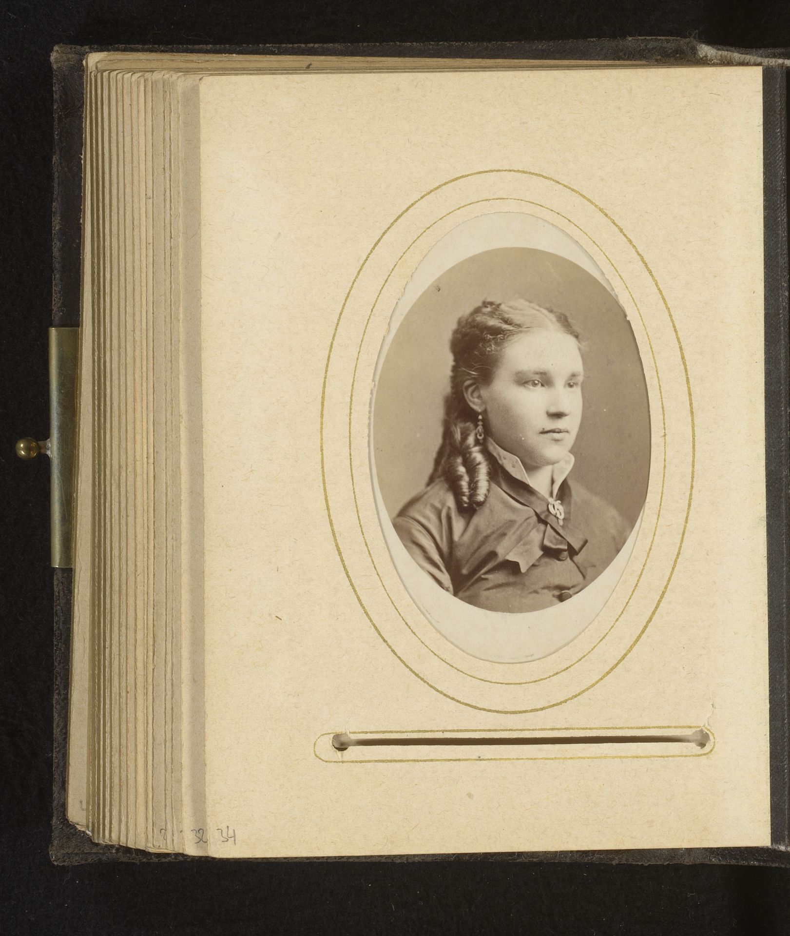 Portret van een jonge vrouw by Abraham Koorenhoff