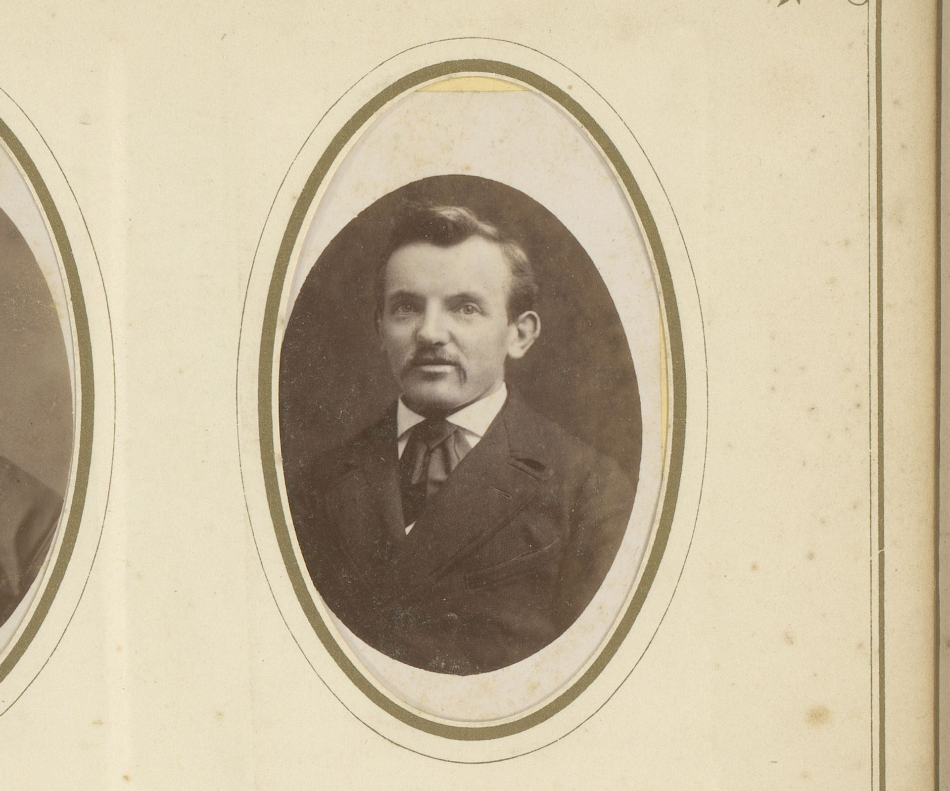 Portret van een man met snor by Benjamin Sanders
