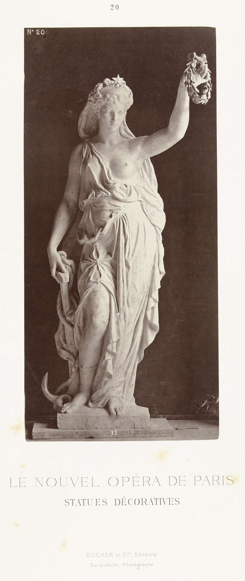 Marmeren beeld van een vrouw in een gewaad met een ontblote borst, in haar linkerhand draagt zij een lauwerkrans, in haar rechter een scheepsanker. by Louis-Emile Durandelle